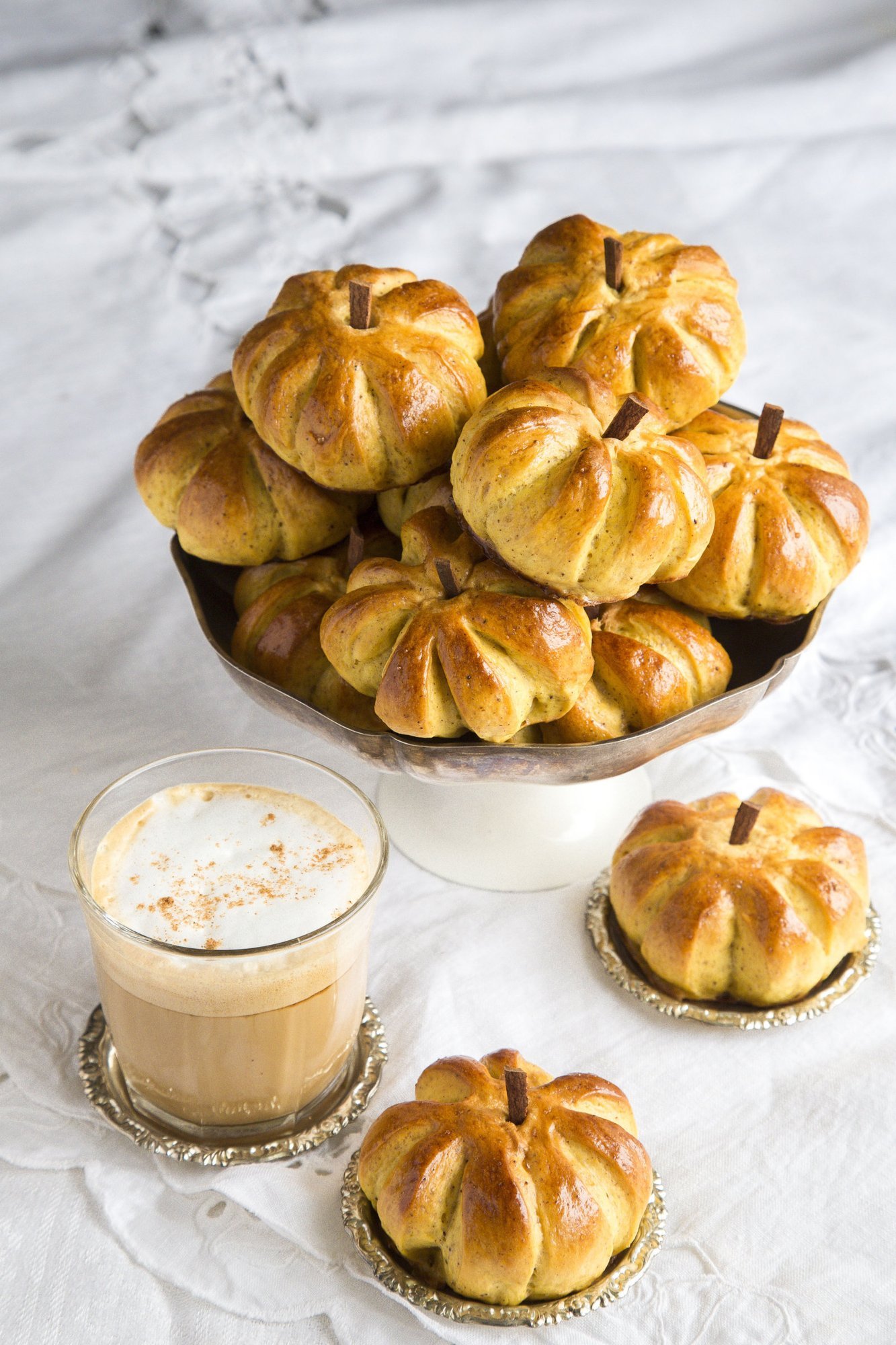 Kui nunnu mõte! Pehmed kaneelikõrvitsakesed näevad imeilusad välja ja maitsevad hästi nii või kui ka moosiga