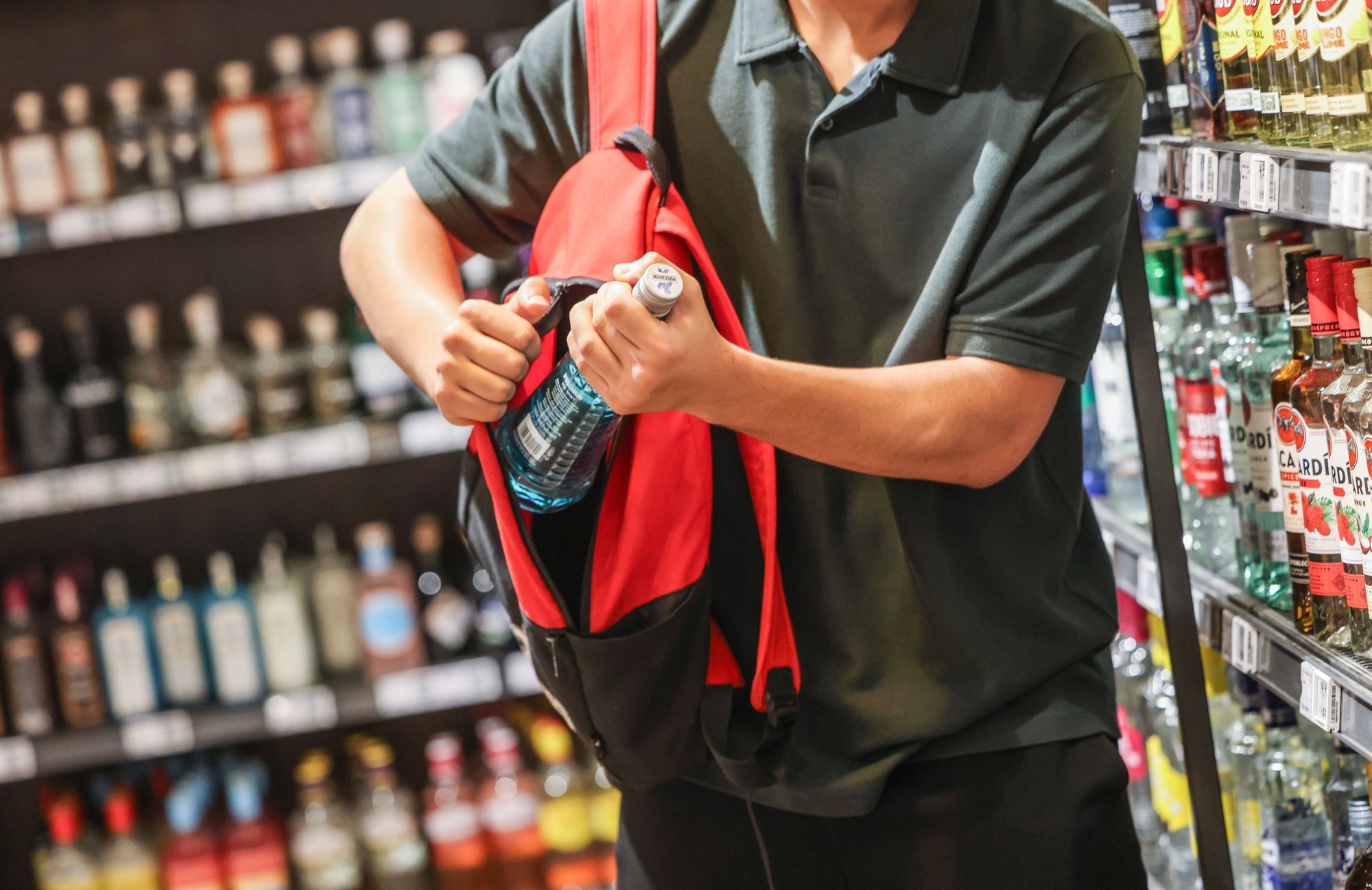 Turvajuht: varastatud alkoholi ja toiduainete müük mustal turul kasvab kiiresti. Süüdi jääb ka see, kes ostab