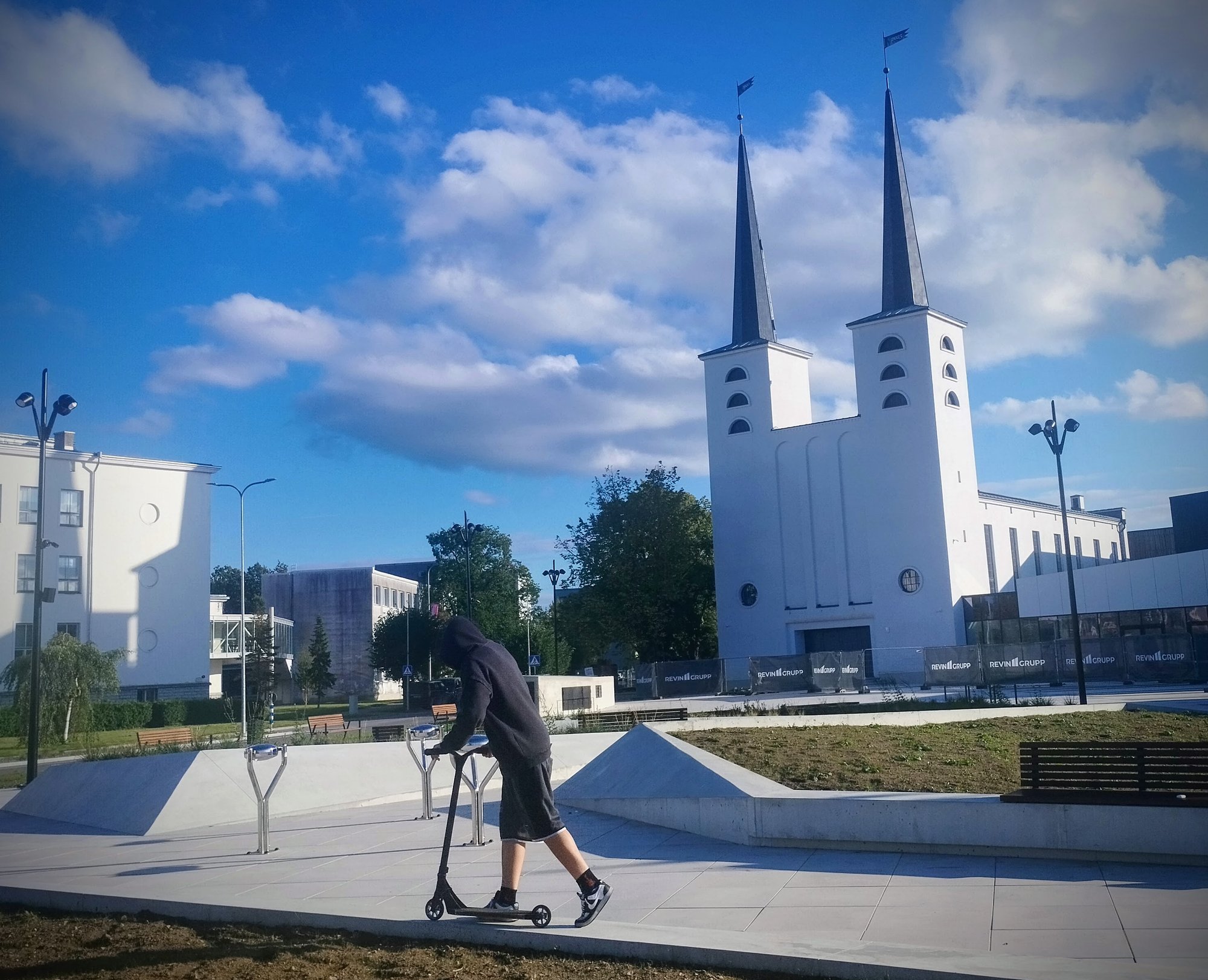 Rakvere elanikud on viha täis: Pärdi muusikamaja platsil kihutavad trikiratturid