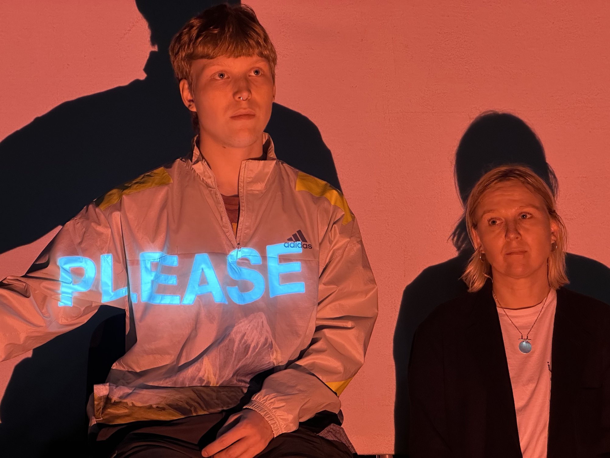 Miks ronib keskealine naine koos pojaga lavale?