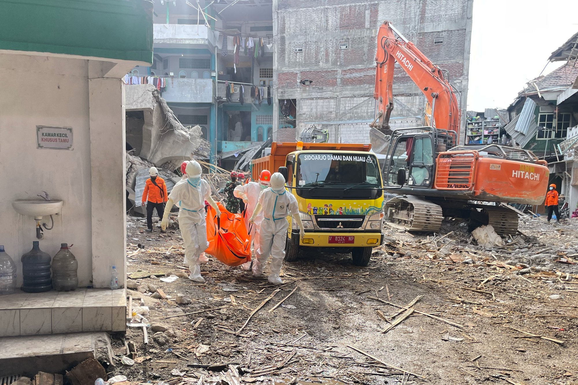 VIDEO | Indoneesia koolimaja varingus hukkus kümneid õpilasi, ohvreid on arvatavasti üle 60