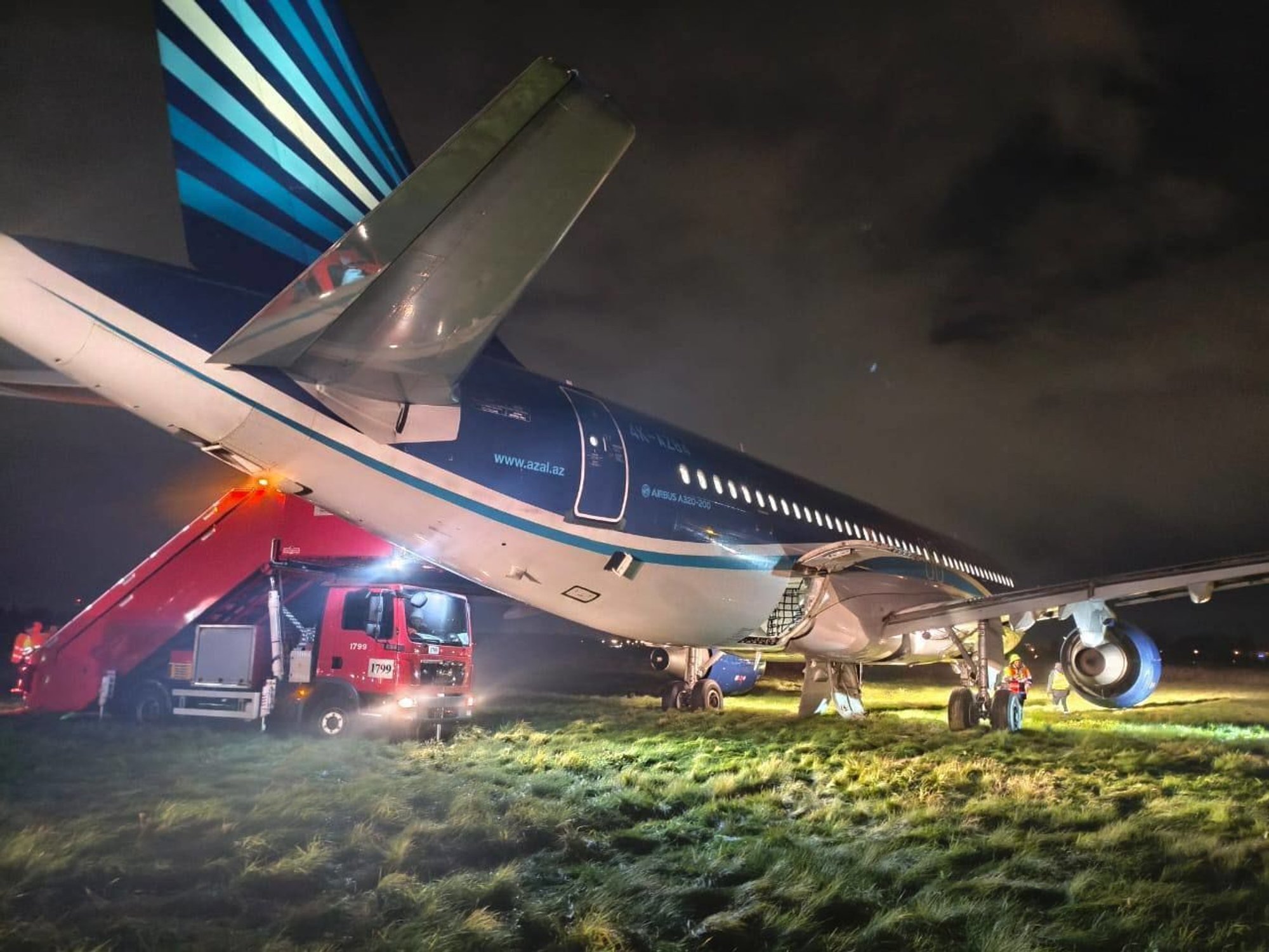 Peterburis sõitis hädamaandumise järel rajalt välja Aserbaidžaani reisilennuk. Kannatanuid ei ole