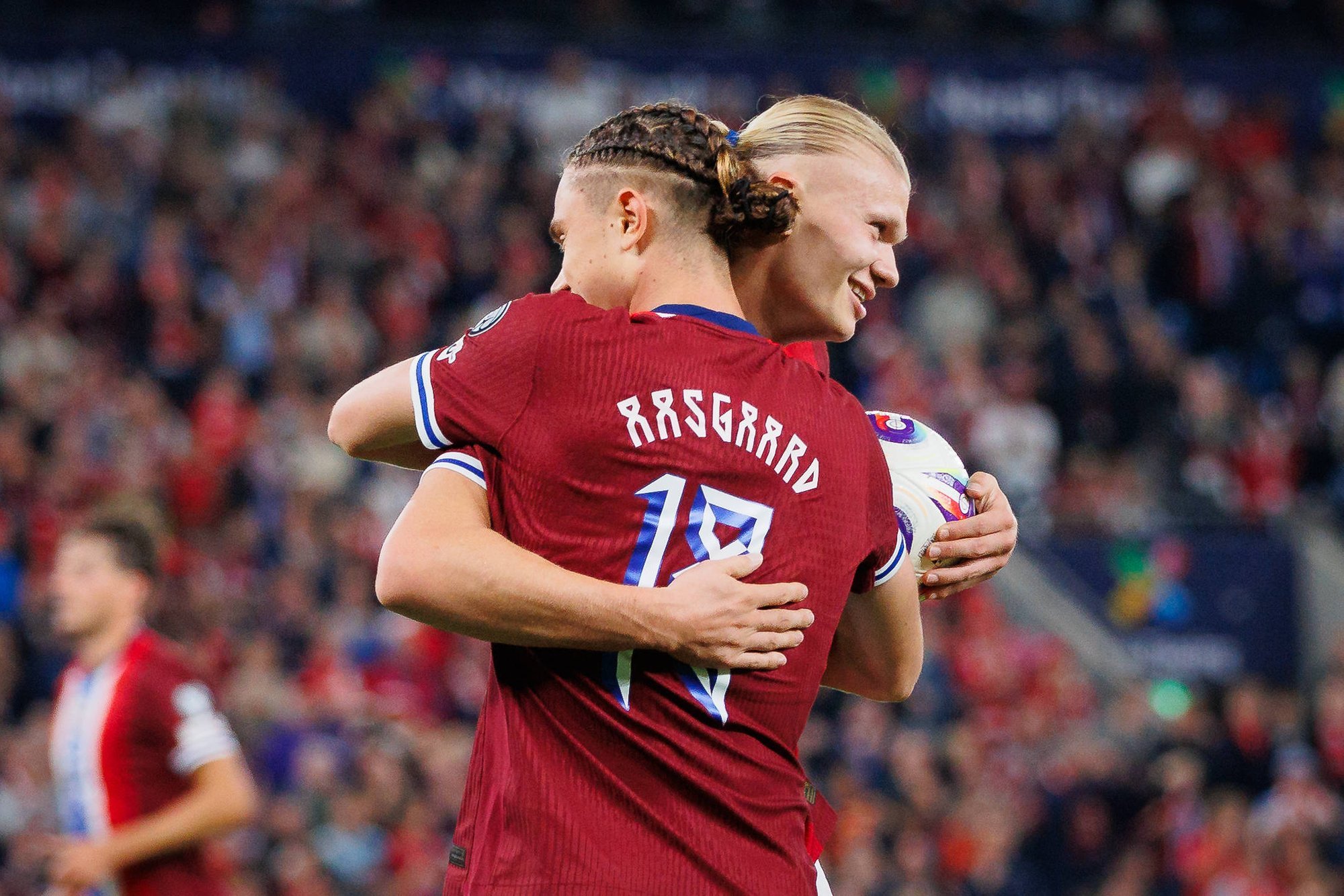 Palestiina lipud on lubatud, poliitilised aktsioonid mitte. Norra jalgpallikoondise kodumängul Iisraeliga on üliranged turvameetmed