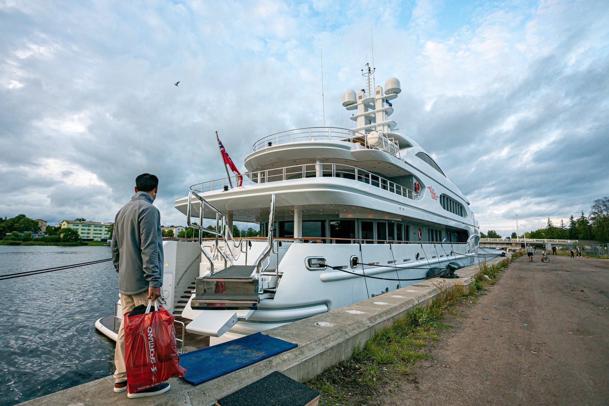 FOTOD | Pärnus sildus kaheks päevaks Šveitsi miljardäri 73 miljoni eurone luksusjaht