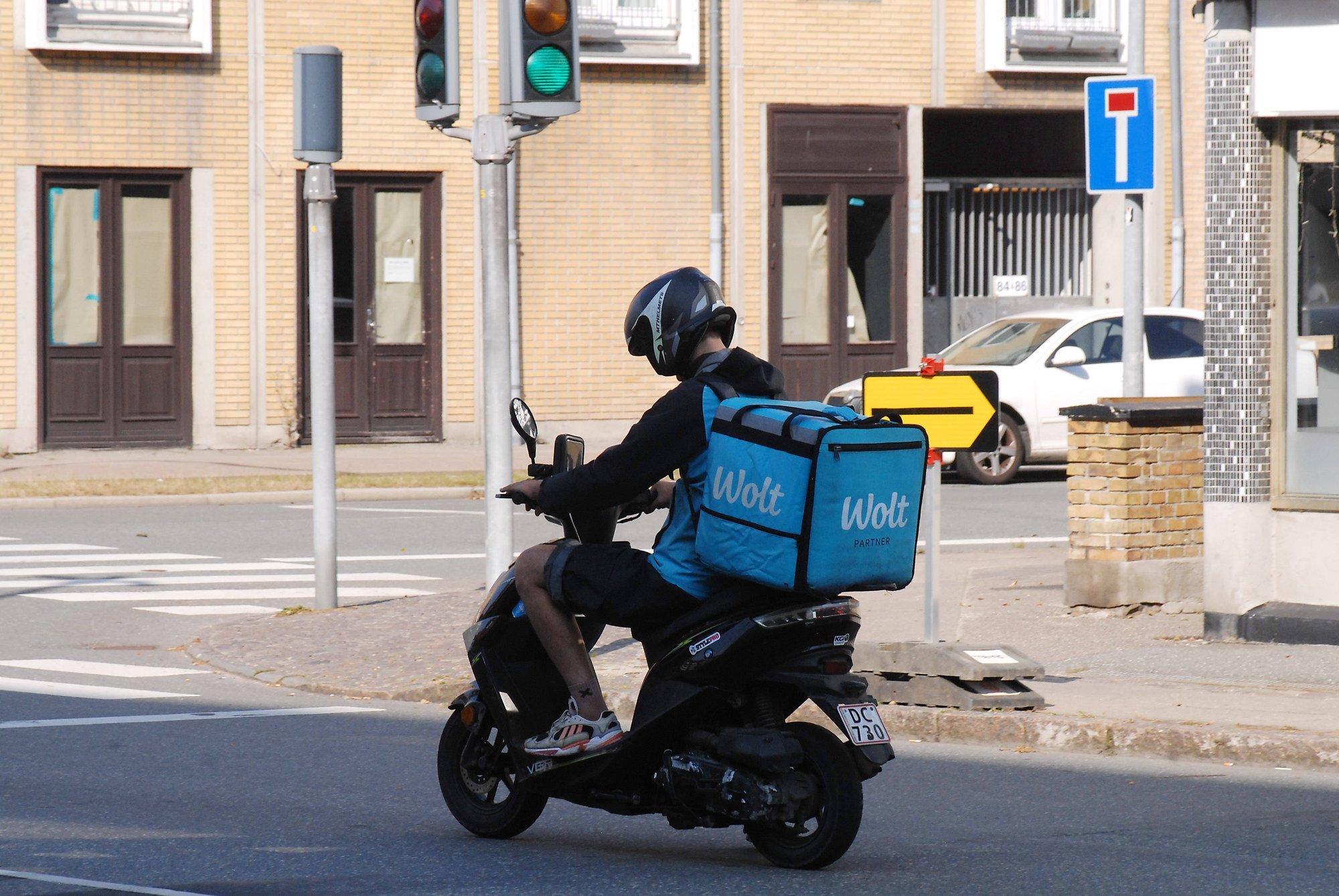 Wolt andis järele ja hakkab Soomes toidukullereid palgale võtma. Palgaliste tunnitasu on kasinam