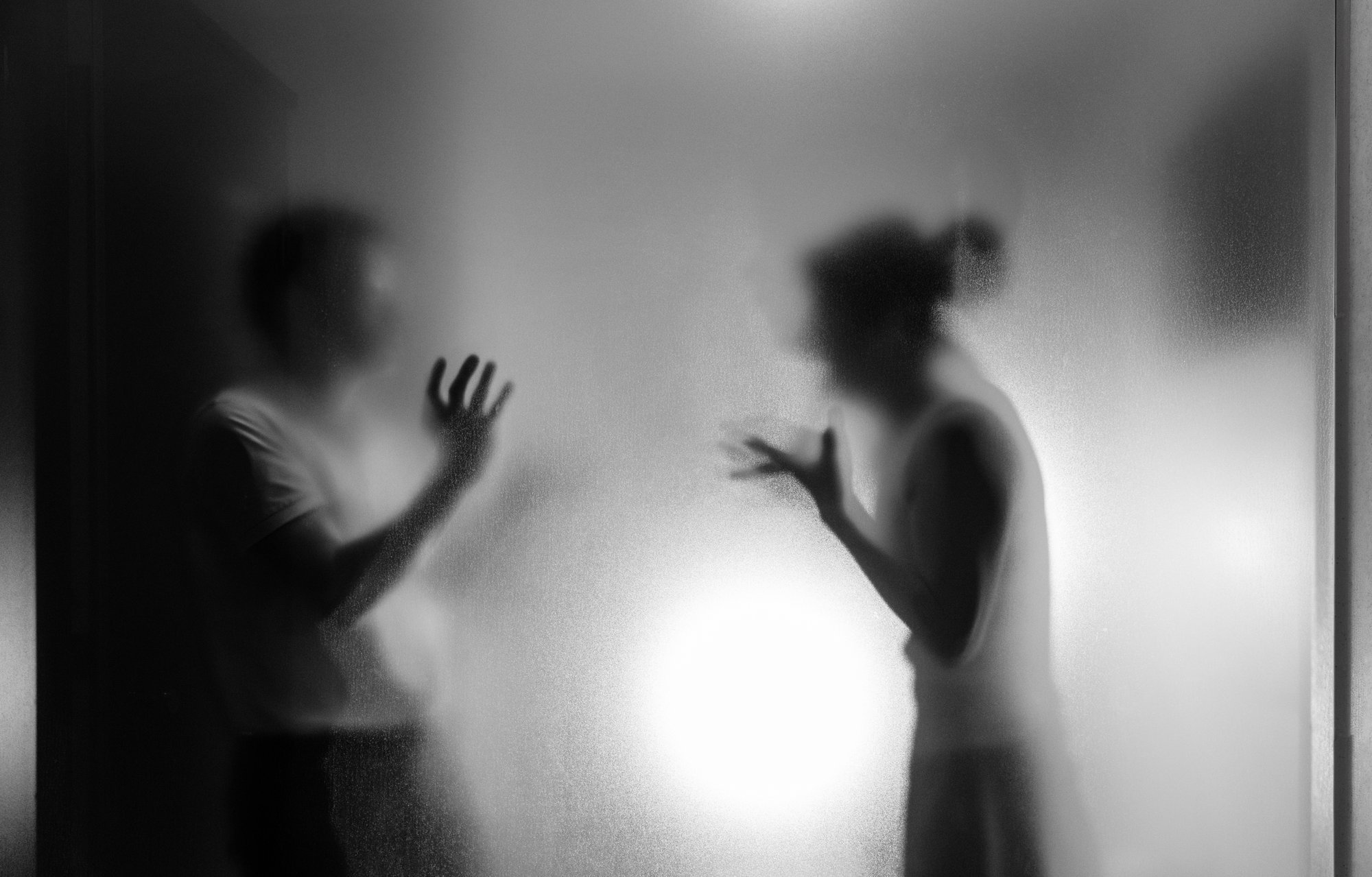 Ettevaatust! Käitumismustrid, mis suhet tasapisi tapavad ja kaaslast sinust eemale ajavad