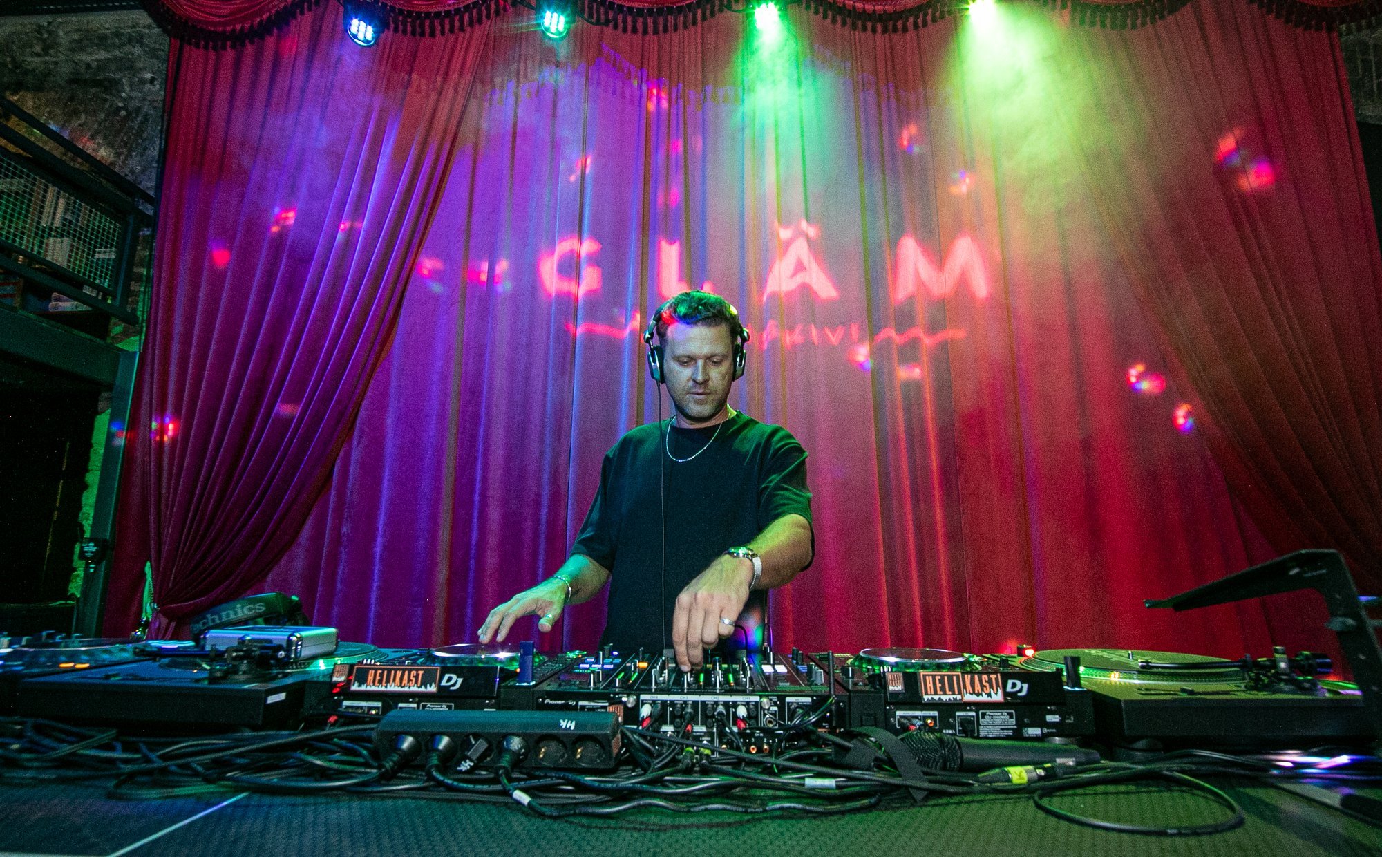 KLÕPS | Toetas oma silmarõõmu? Grete Kuld pidutses Jürgen Pärnsalu üritusel