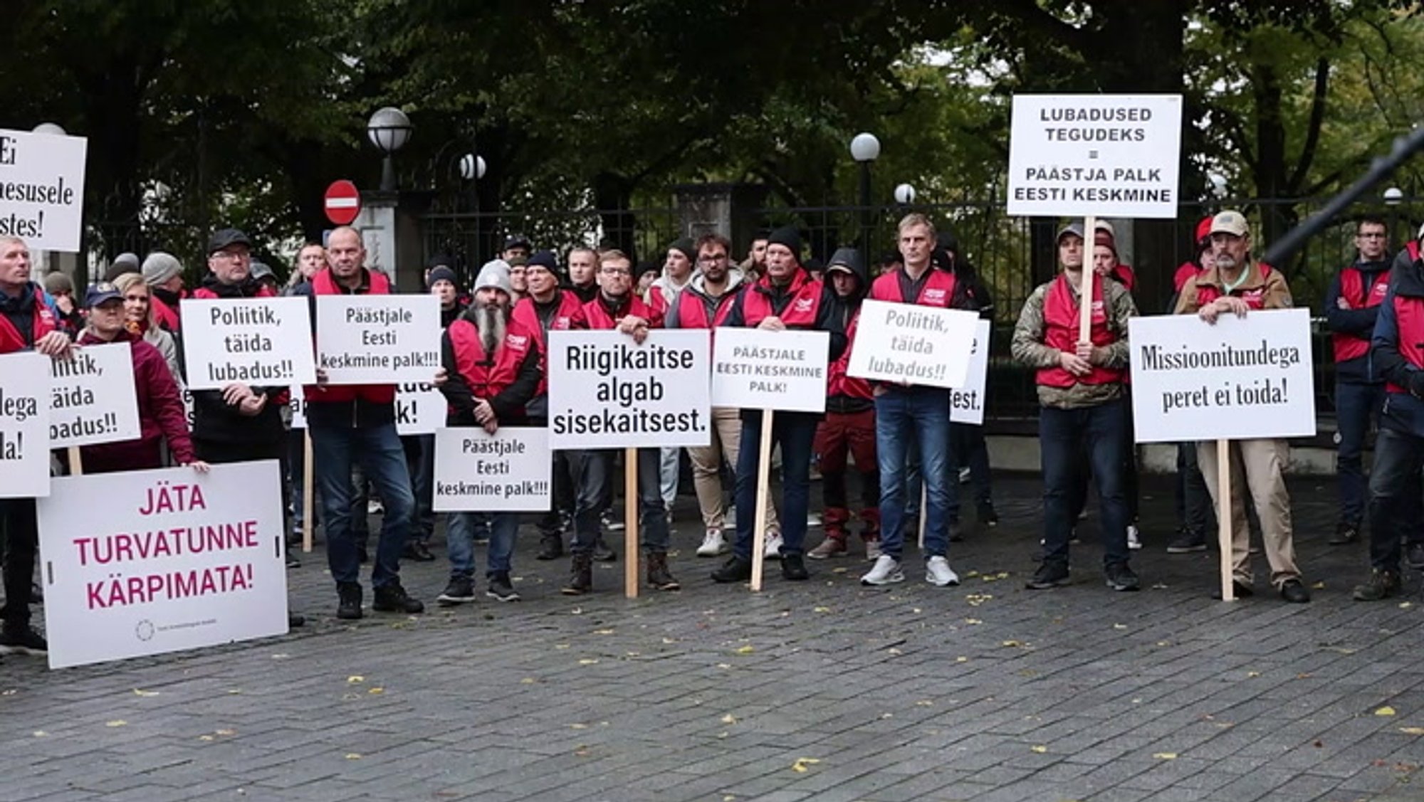 VIDEO ja FOTOD | Päästjad ja õpetajad avaldasid riigikogu ees meelt liiga väikese palgatõusu vastu