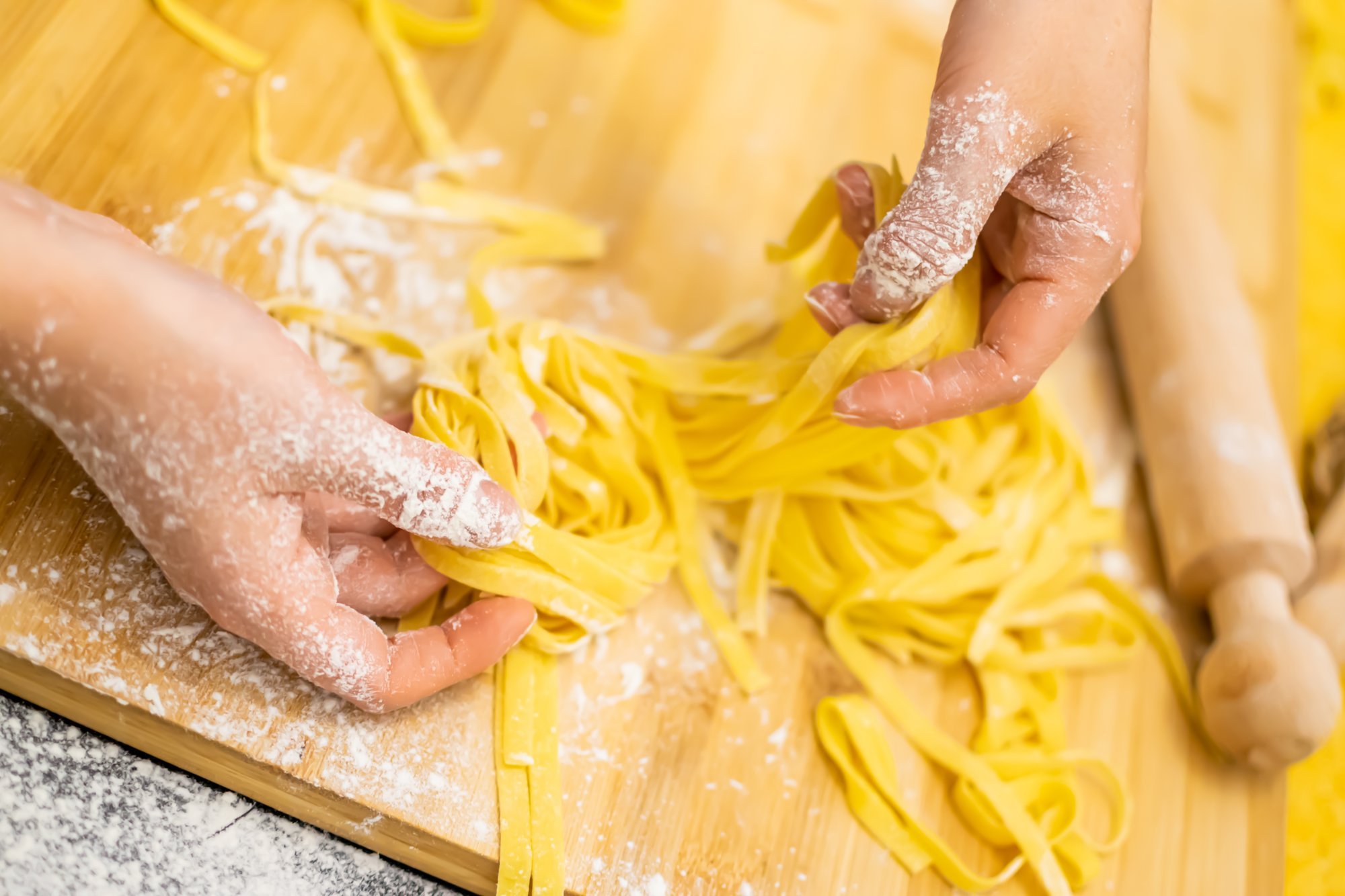 Peakoka nipp: isetehtud pastatainas kipub kokku kleepuma. Kuidas seda vältida?