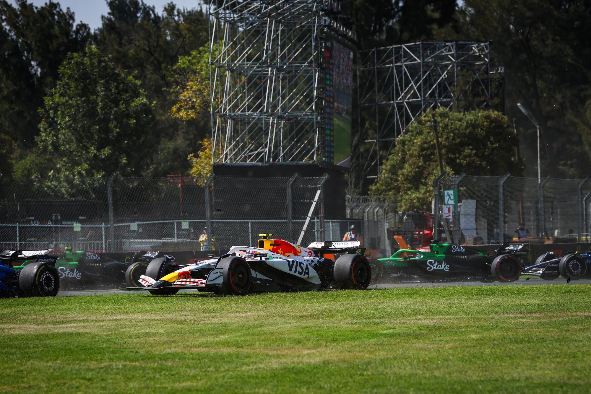 VIDEO | „Kas te teete nalja?“ Rajajulgestajad põhjustasid Mehhiko GP-l eluohtliku olukorra