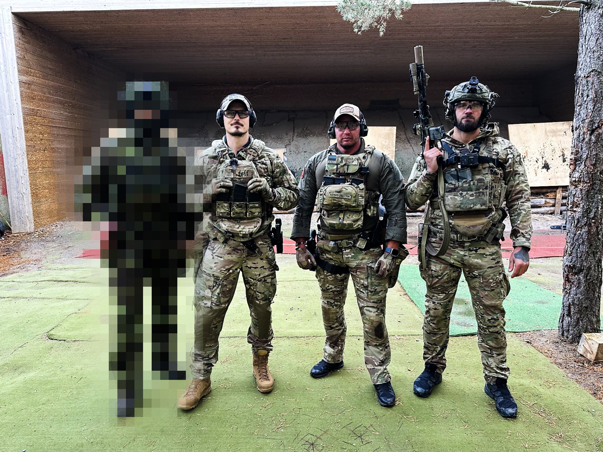 Eriväelased lasketiirus. „Püstoli eesmärk ongi kiiresti haaramine ja vajadusel esimese lasu täpne sooritamine“