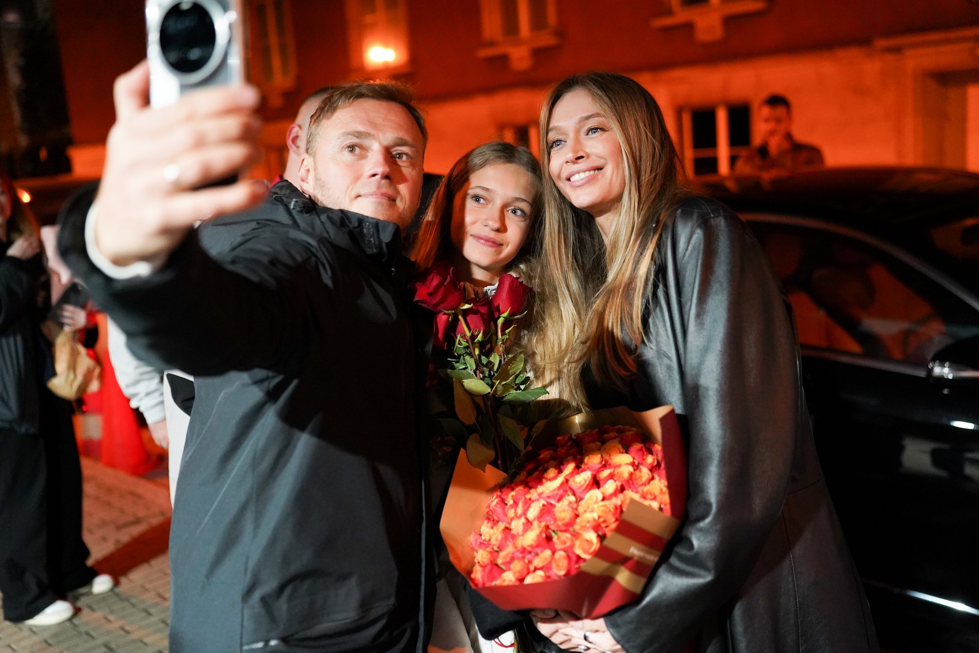 FOTOD | Tallinnas kontserdi andnud Vera Brežnevat ootasid fännid nii kontserdimaja tagaukse juures kui ka garderoobis