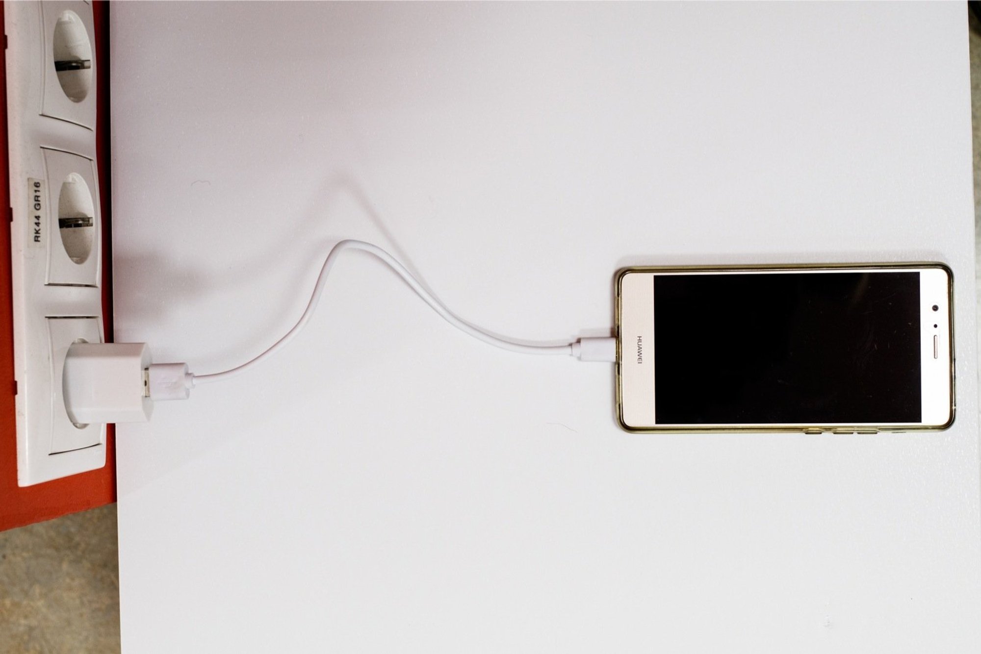 Aku kuumenes üle või isegi süttis. Miks ei saa lennukis enam telefoni laadida?