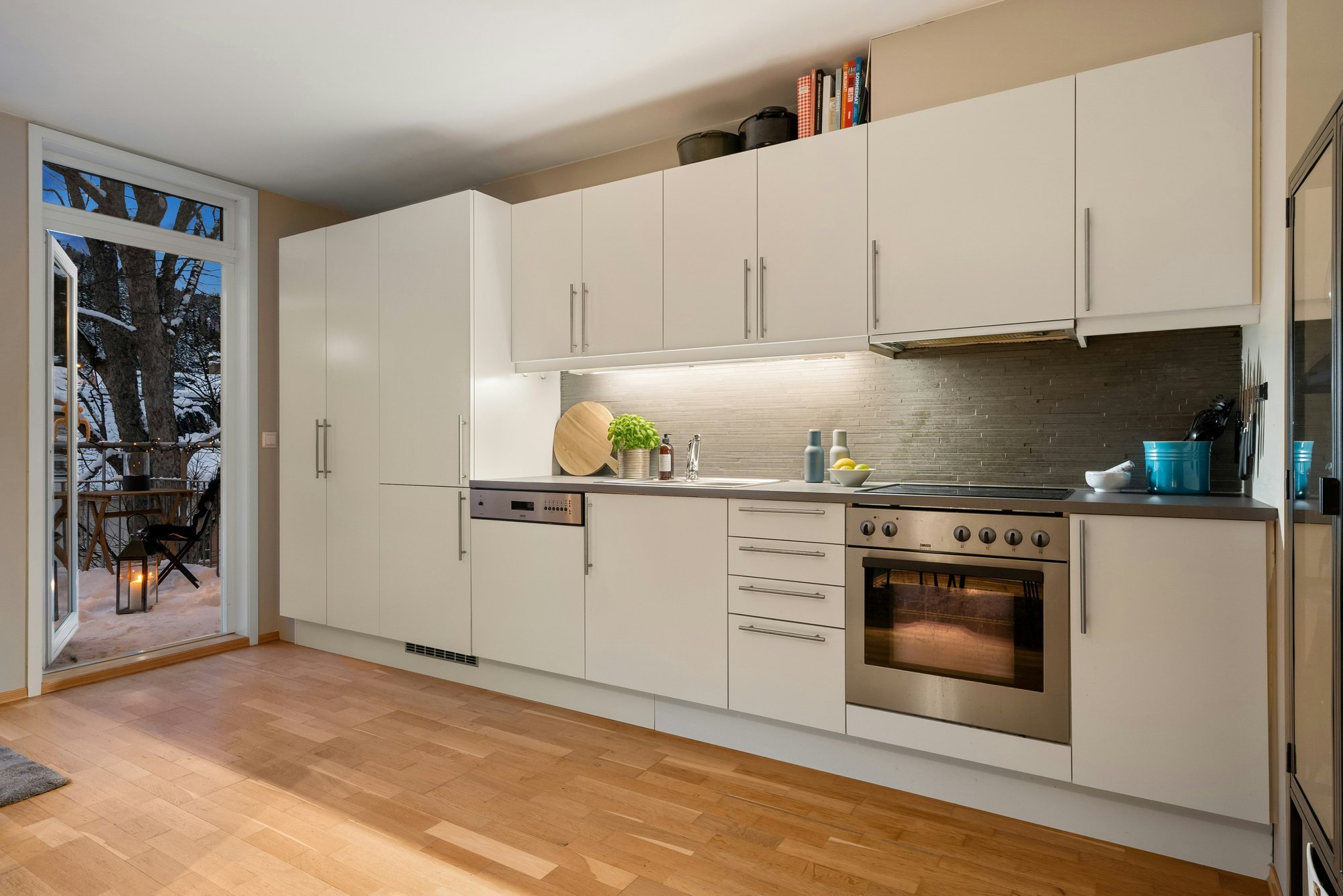 Seitse viisi, kuidas kujundada köögikappide kohal olevat ruumi