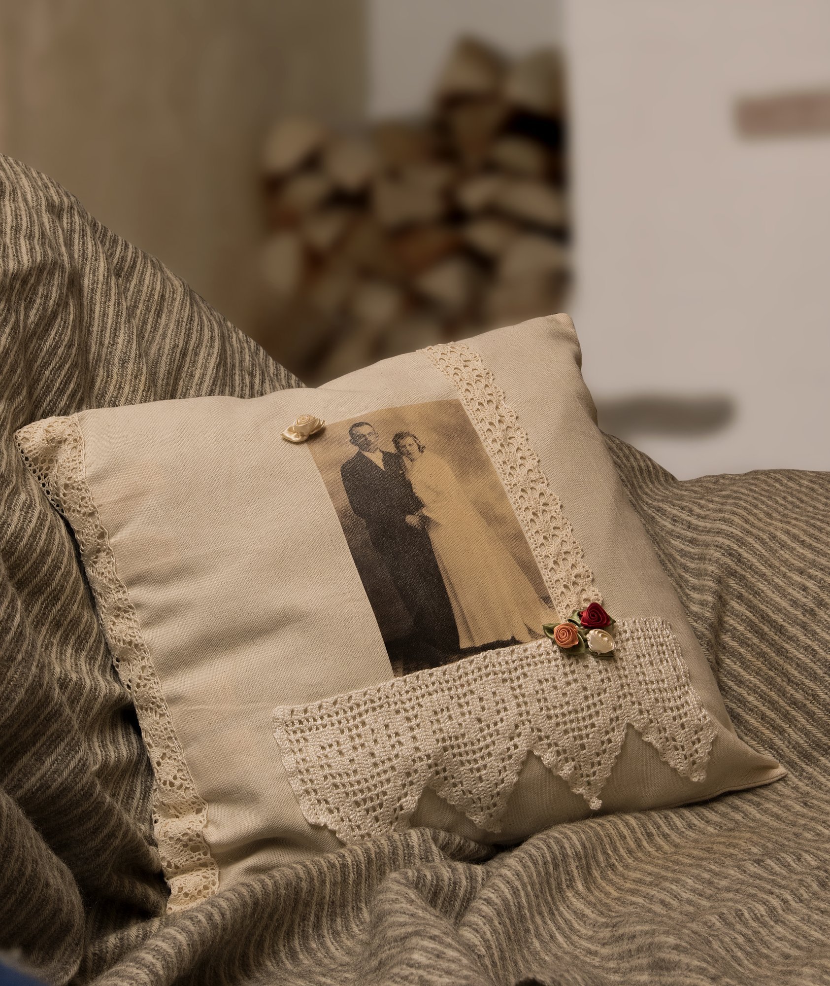 TEE ISE | Pane esivanemate foto seina asemel padjakattele