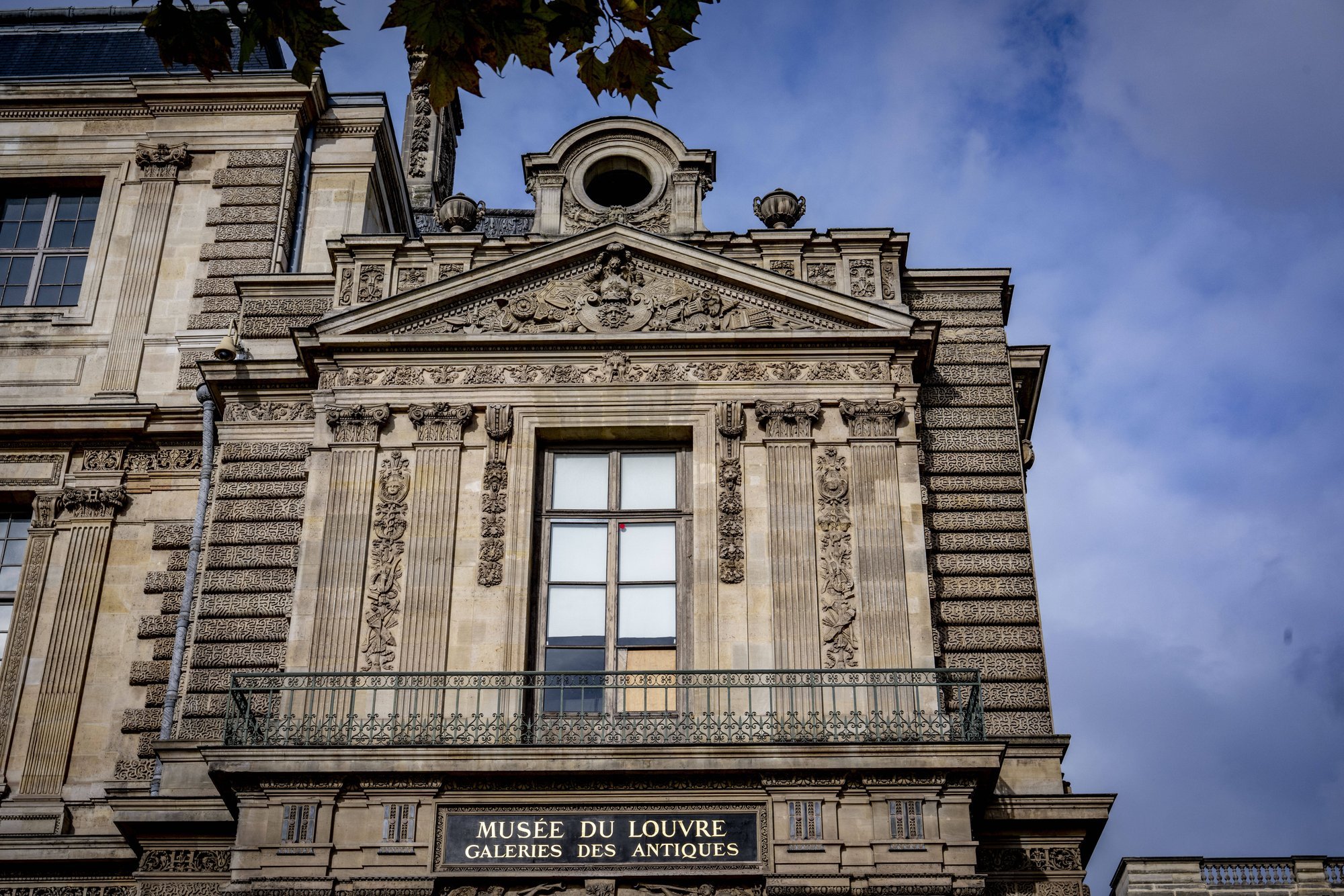 Prantsusmaa meedia: kaks Louvre’is vargil käinud isikut on vahistatud