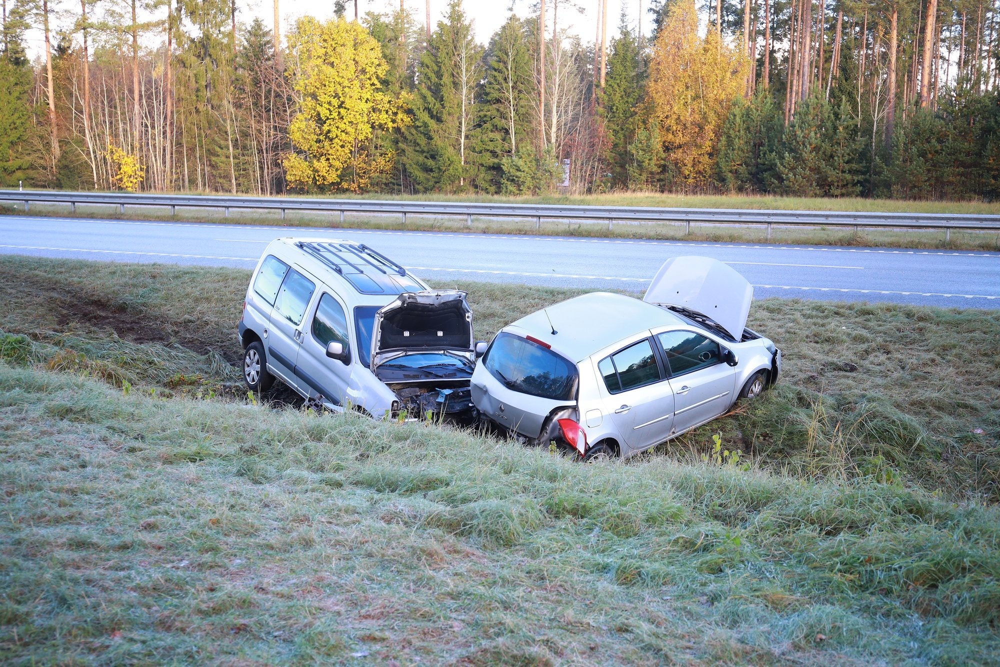FOTOD | Teed on libedad! Jõelähtme vallas sõitis kaks autot teelt välja kraavi