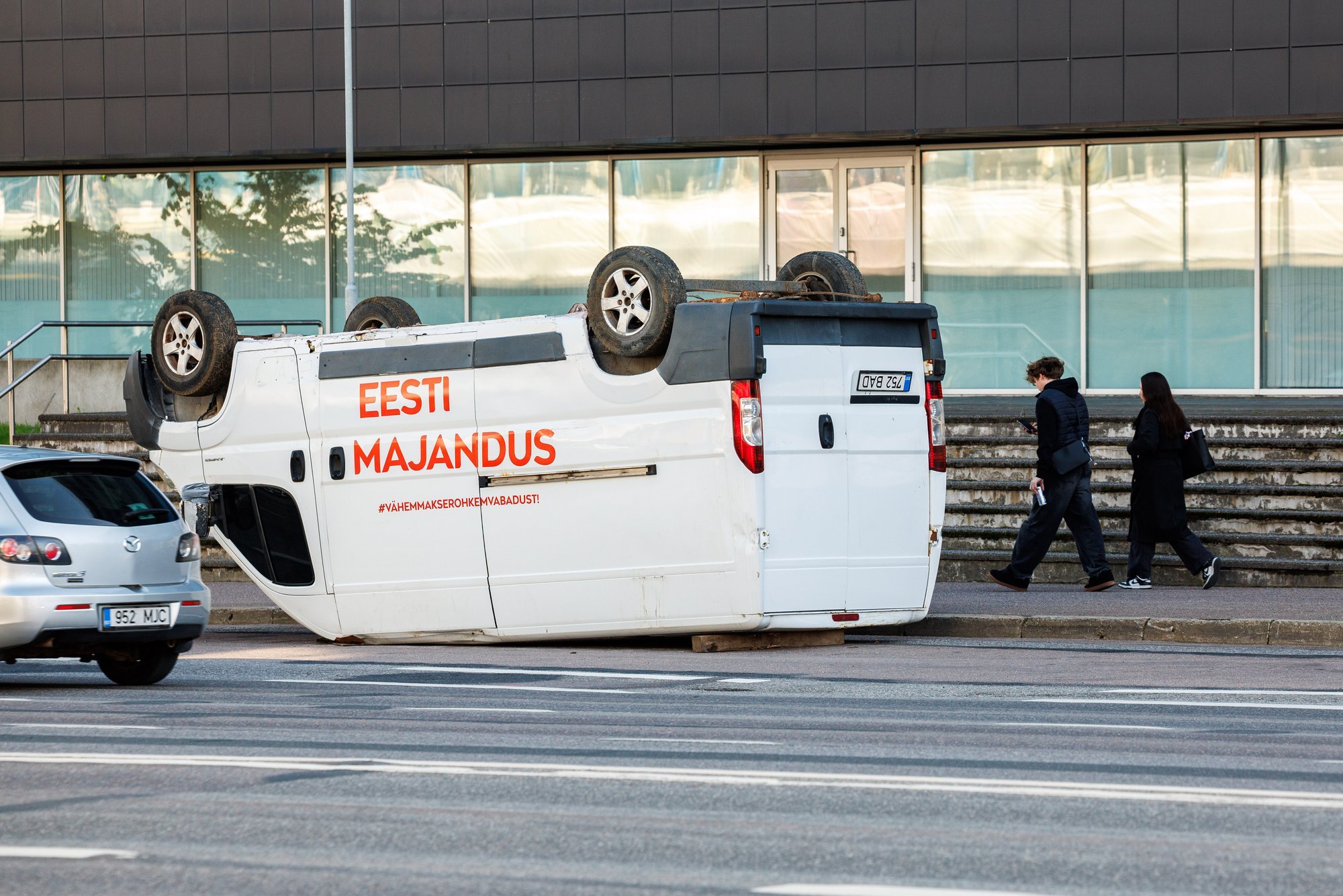 Parempoolsed andsid Rakveres Isamaale korvi: eesmärk pole paremini juhtida, vaid tagada võimul püsimine