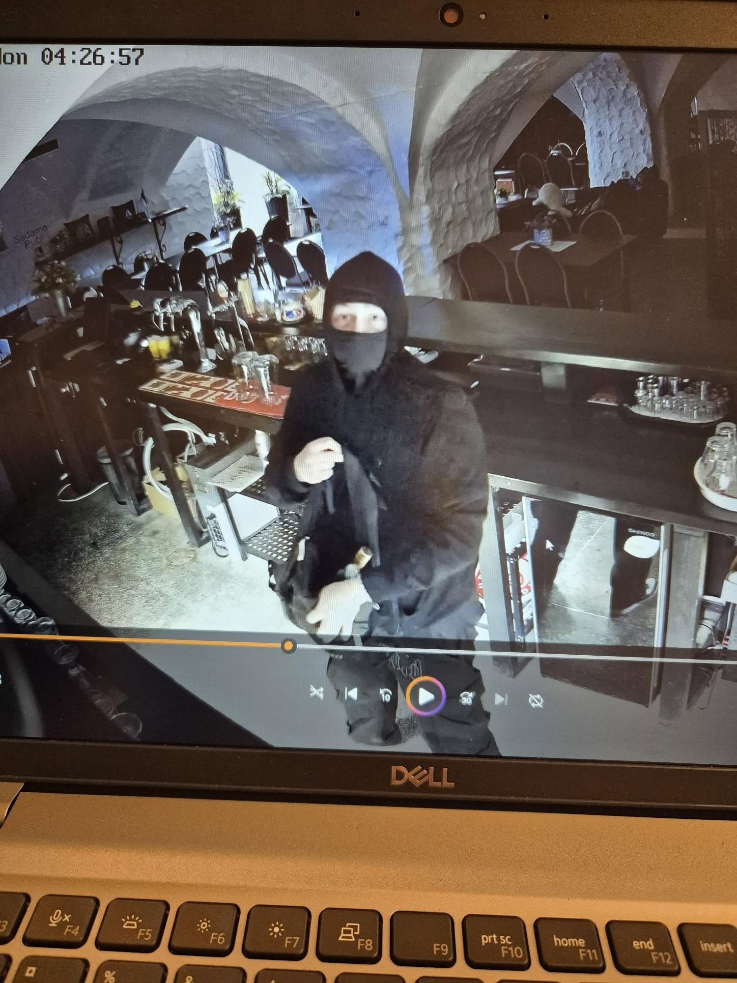 FOTOD | „Kes nautisid hommikutundidel kokteile meie kulul?“ Noormees varastas Luunjas asuvast pubist alkoholi