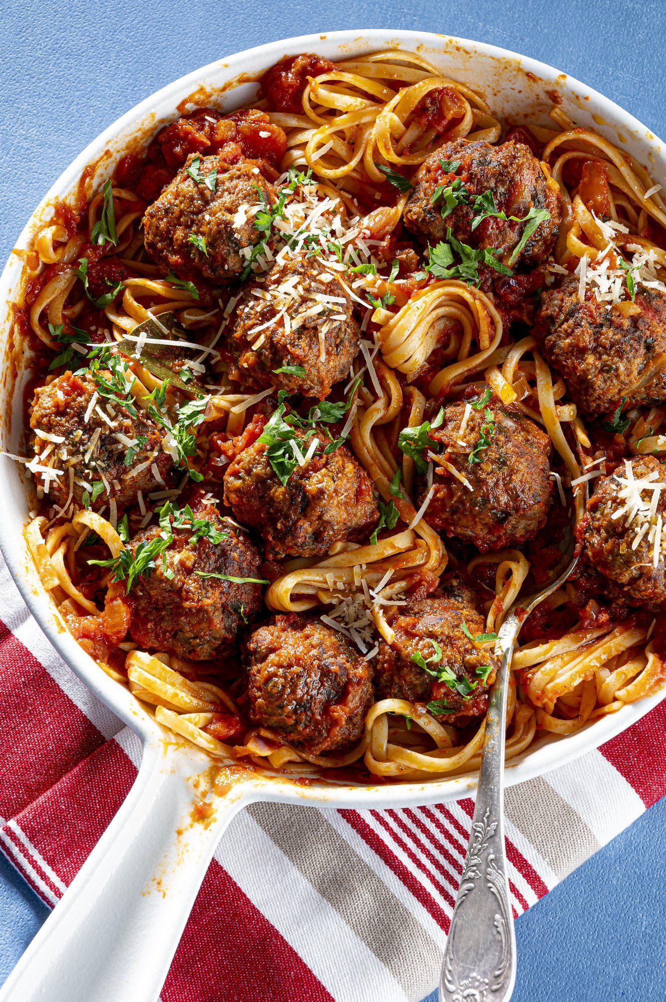 Laste lemmik argiroog saab kiirelt valmis: parmesaniga lihapallid tomatikastmes rõõmustavad näljaseid koolist-trennist saabujaid