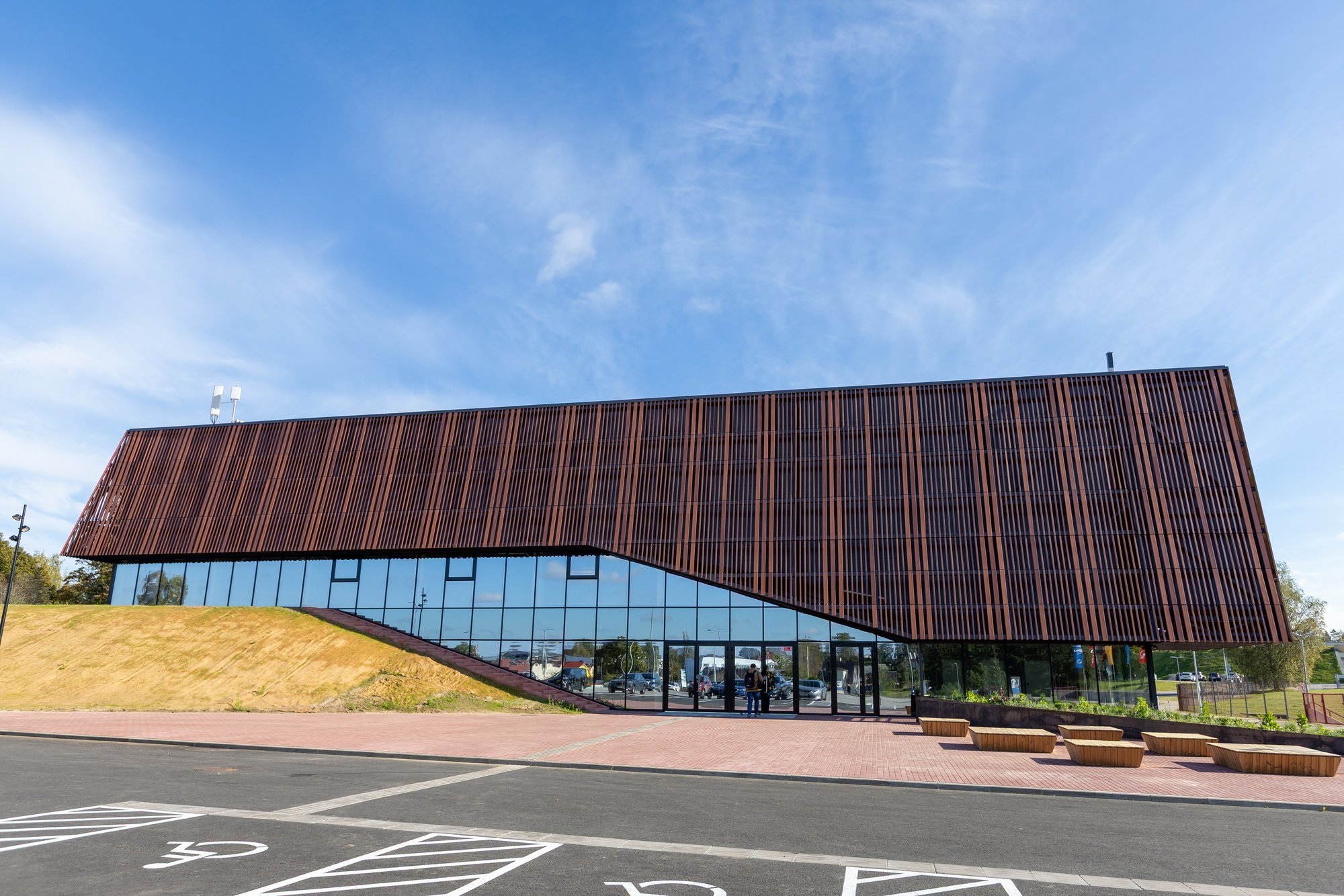 VIDEO JA FOTOD | Tehvandil avati uus mitmeotstarbeline spordihall, mis ülioluline ka laskesuusa MM-i jaoks. „Mõtted meil otsa ei saa“