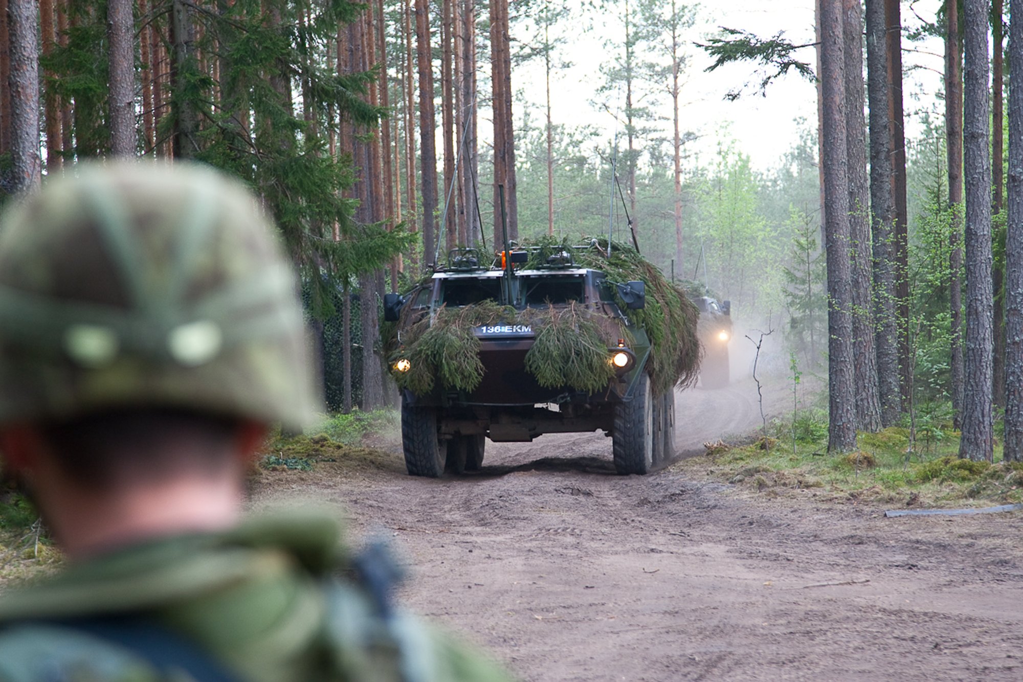 Kui Eesti eest rindel sured, jääb pere võlgadesse? Riik tühistab rahuaja hüvitised, kindlustus peseb käed puhtaks