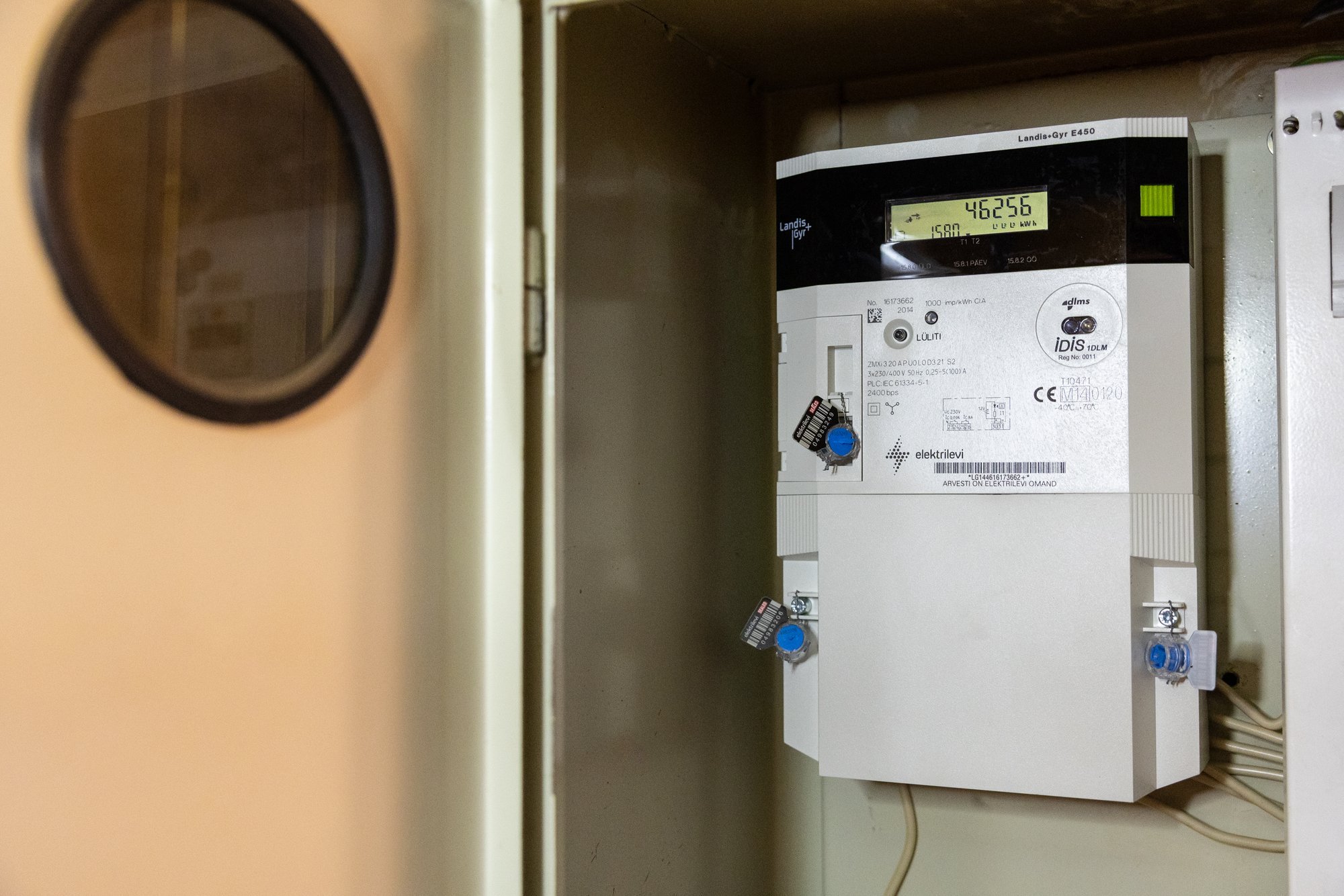 Tühjas suvilas kerkisid elektriarved mitmesaja euroni. Tarbijakaitse hinnangul peab Elektrilevi summa kliendile tagastama