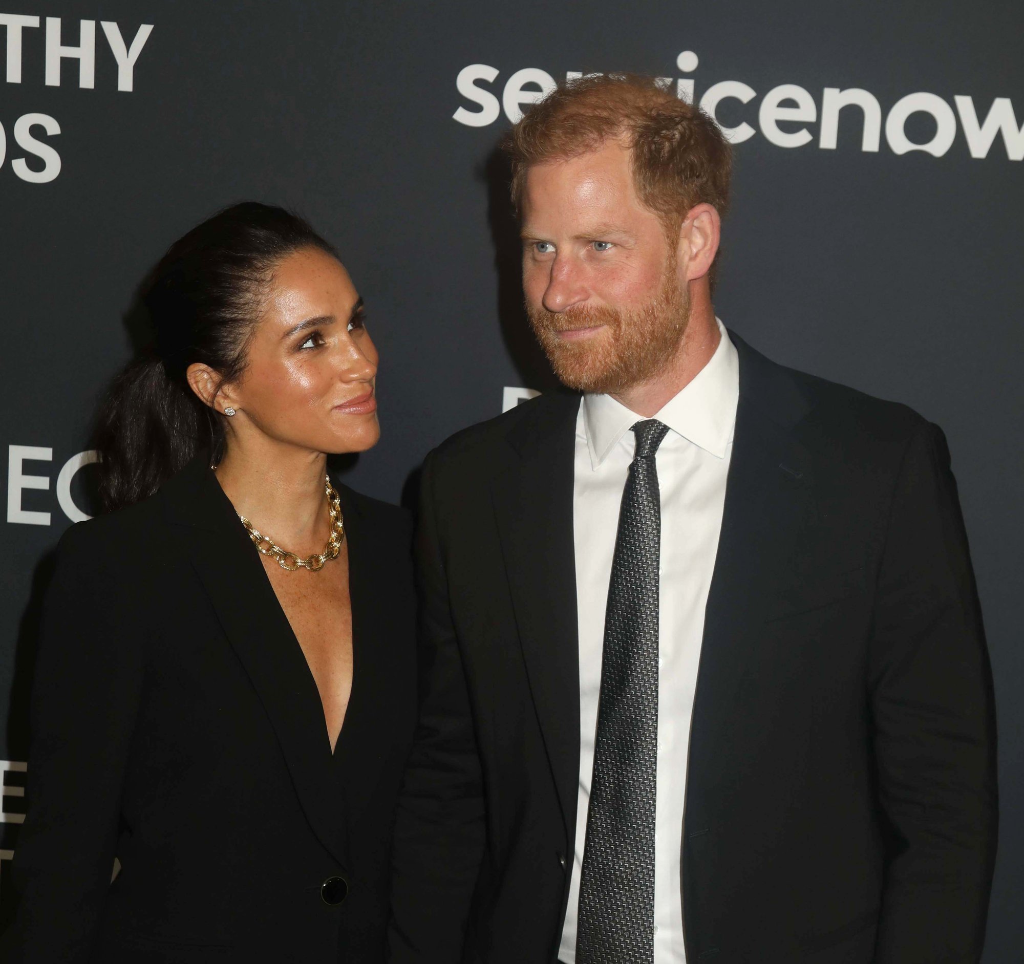 KLIPP | Kelmikas prints! Harry krabas Meghan Markle’i tagumikku New Yorgis toimunud galal