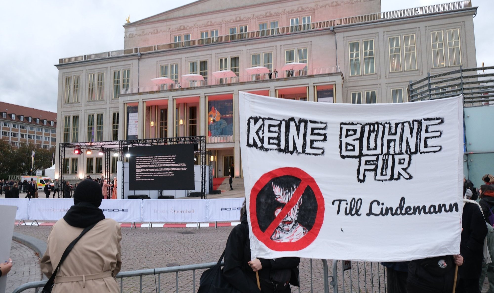 Leipzigis toimus Rammsteini solisti Lindemanni vastane meeleavaldus