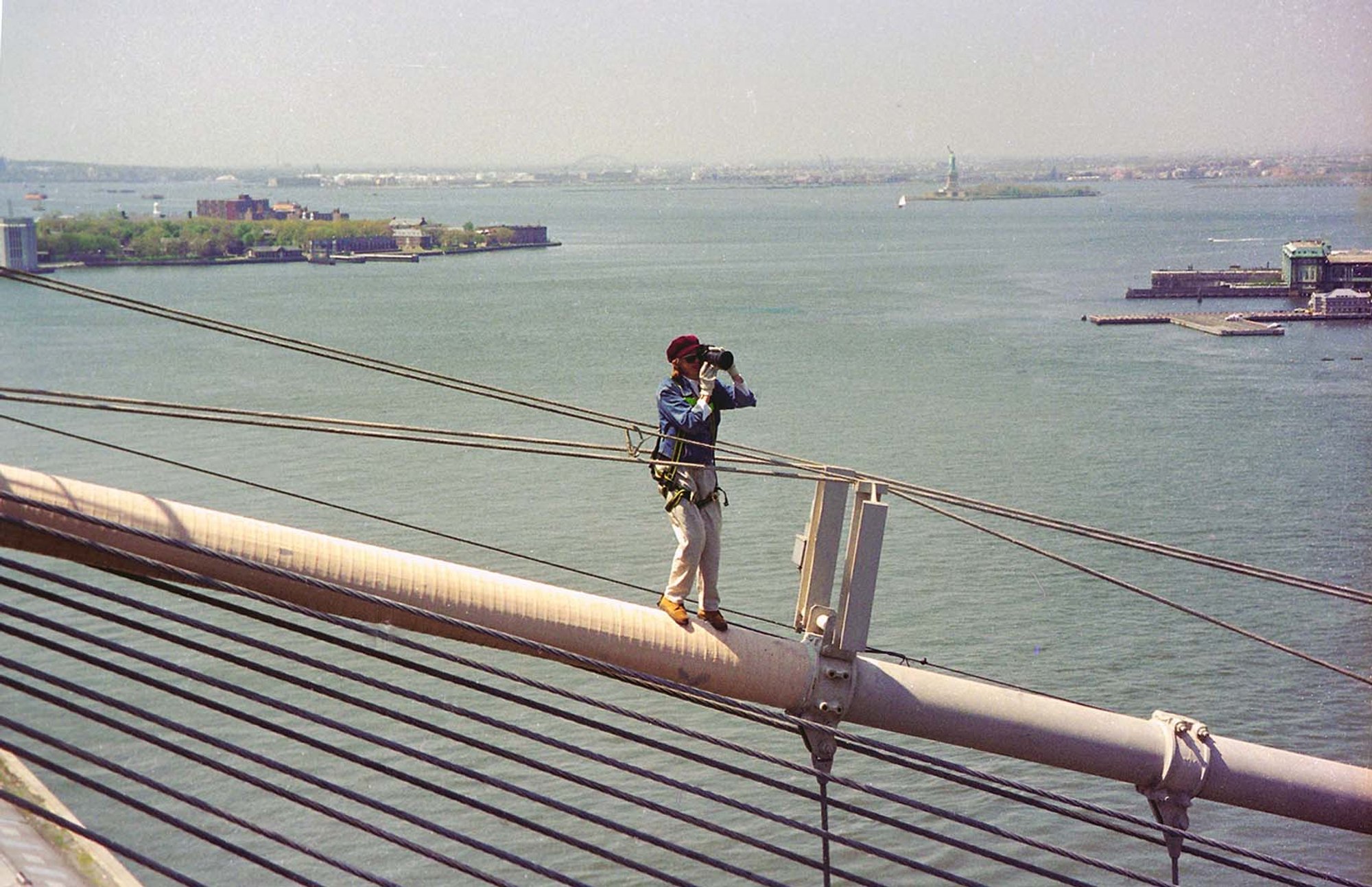 „Olin pisike välismaalane, üksi ja imeliku nimega.“ New Yorgis nime teinud eesti kunstniku pöörane elu