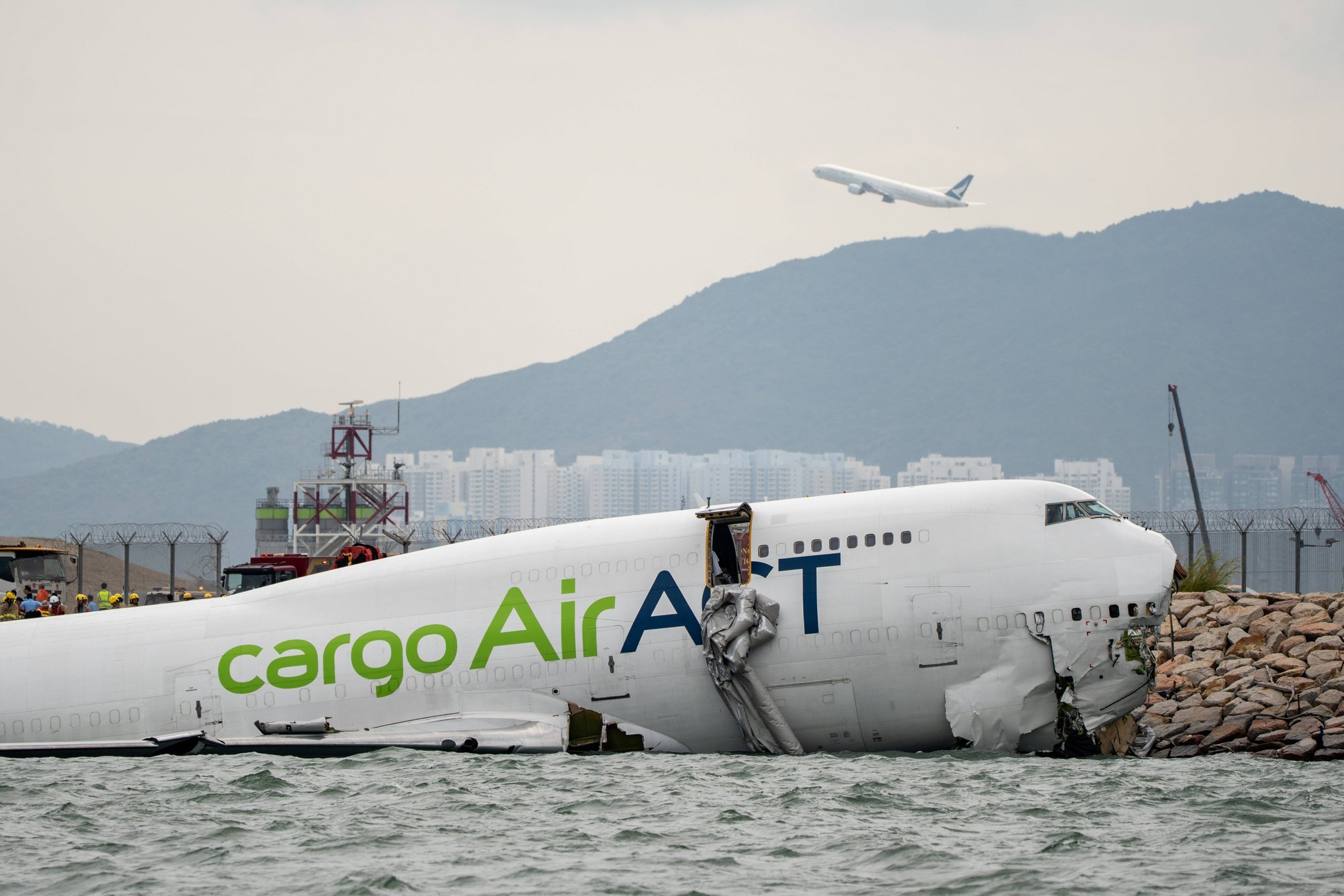 VIDEO | Hongkongis libises kaubalennuk maandumisrajalt välja ja tappis kaks lennuvälja töötajat