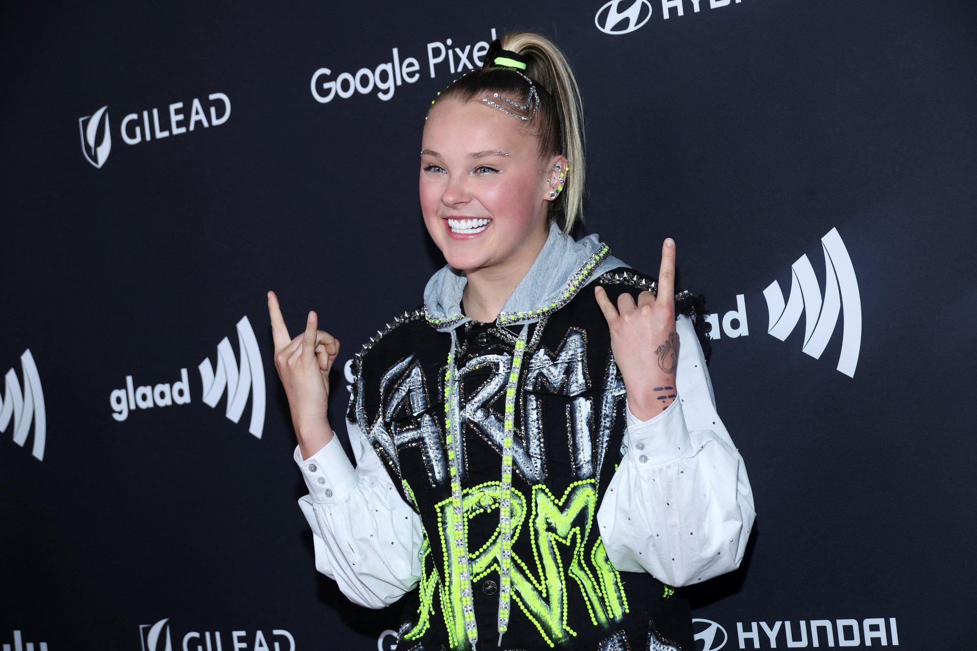 VIDEO | Laulja JoJo Siwa viskas tema juuste üle nalja teinud fänni kontserdilt välja