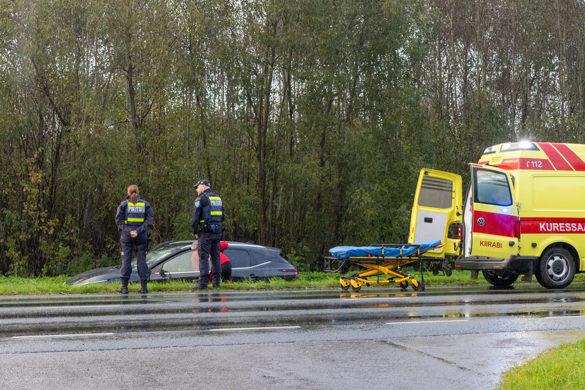 FOTOD | Saaremaal Kuressaare lähedal sõitis mees autoga kraavi