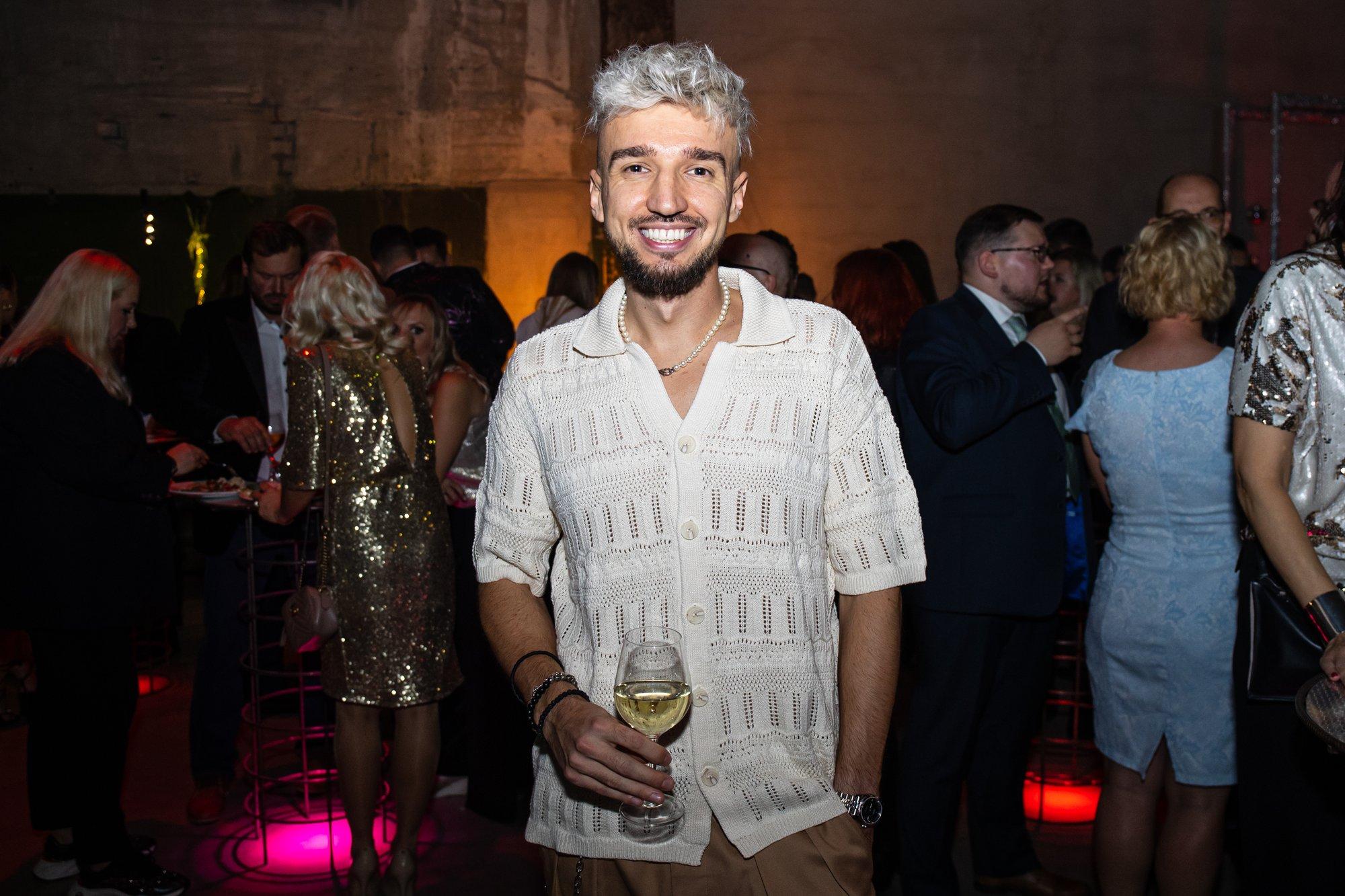 „Kodus saad ka seeni šokolaadiga teha.“ Artjom Savitski jäi kopsaka restoraniarve tõttu netirahvale hambusse