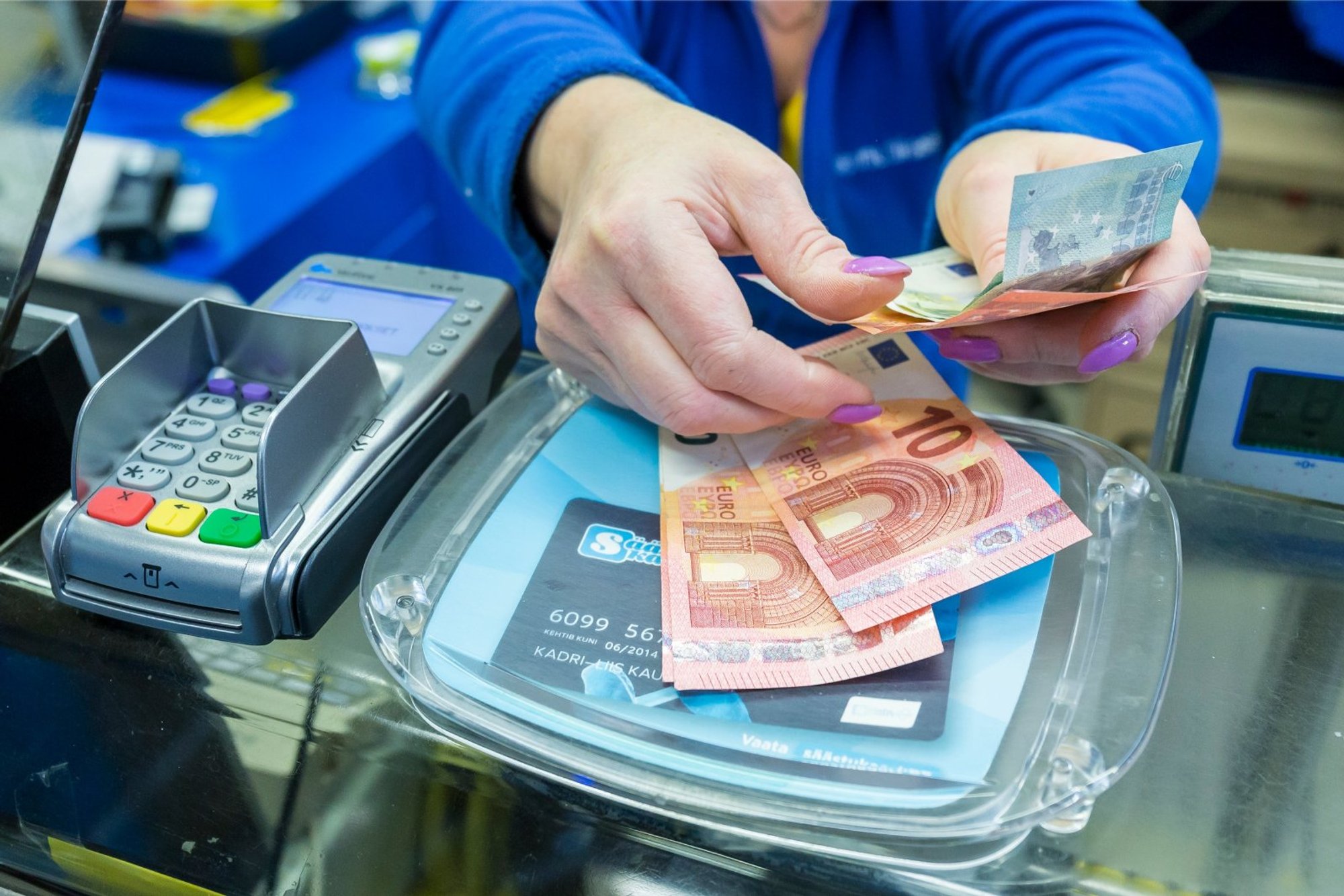 Eestis kasvab sularaha kasutus vaid korra aastas. Automaate pangad samas vähemaks võtma ei tõtta