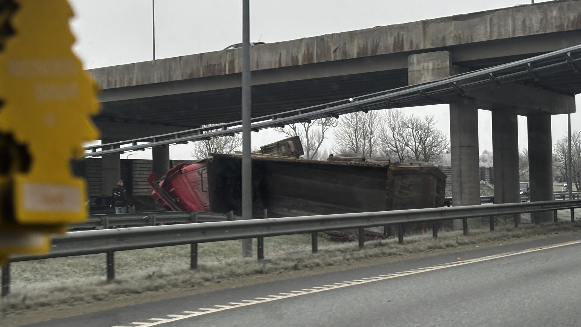 FOTOD | Harjumaal sõitis veoauto viaduktilt alla, juht on kabiinis kinni