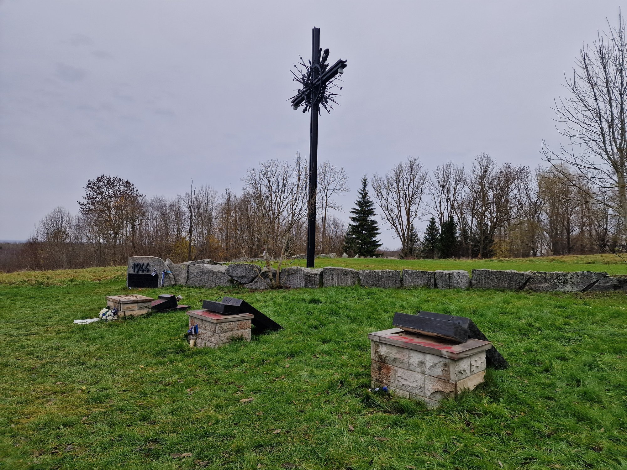 FOTOD | Ida-Virumaal vandaalitseti taas Sinimägede memoriaali mälestuskivide kallal