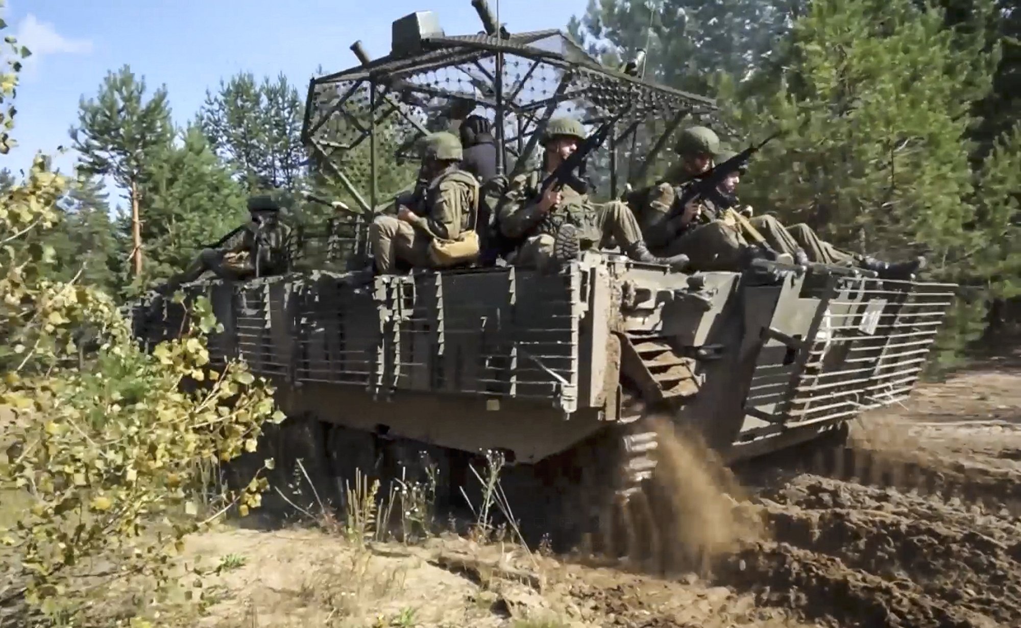 Vene sõjaväelastest tehakse jälle jalamehed. Nad on kuuga kaotanud uskumatult palju soomukeid