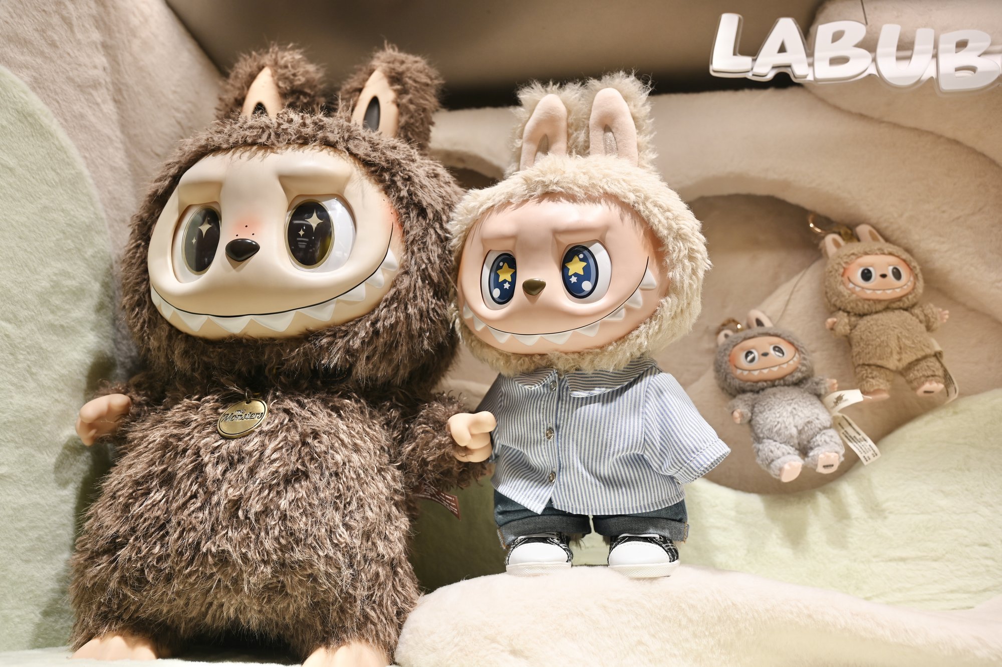 Labubu tootja üritab rohkemat. Esmalt irvitavad nukud, nüüd telesaade ja teemapargid