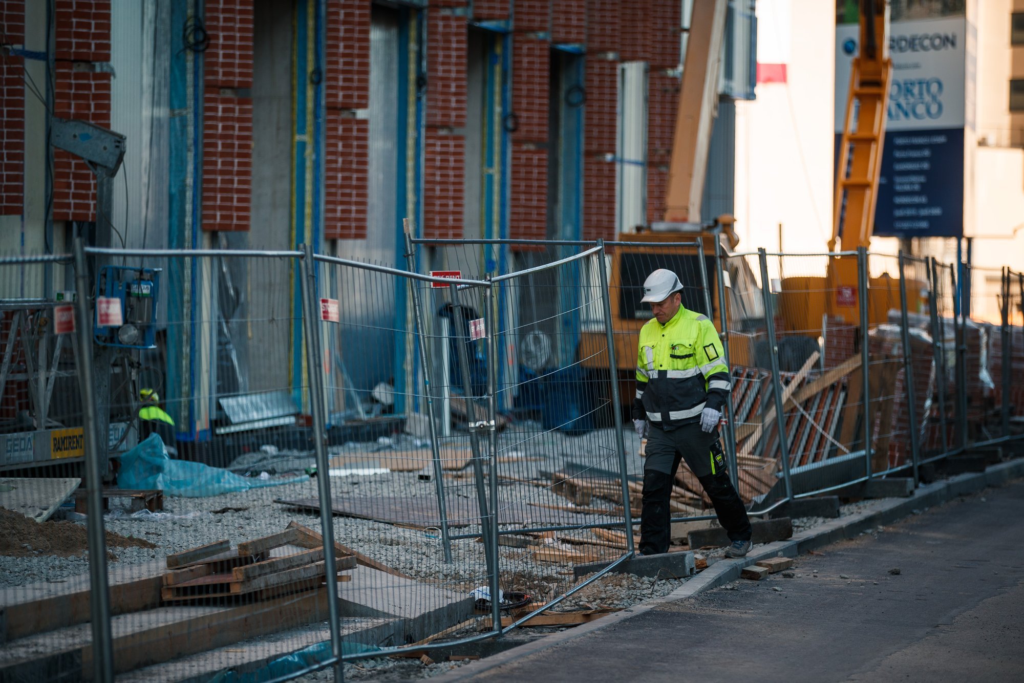 Teadmatus viis õnnetuseni: töötaja süütas oma käed ja sai raske keemilise põletuse
