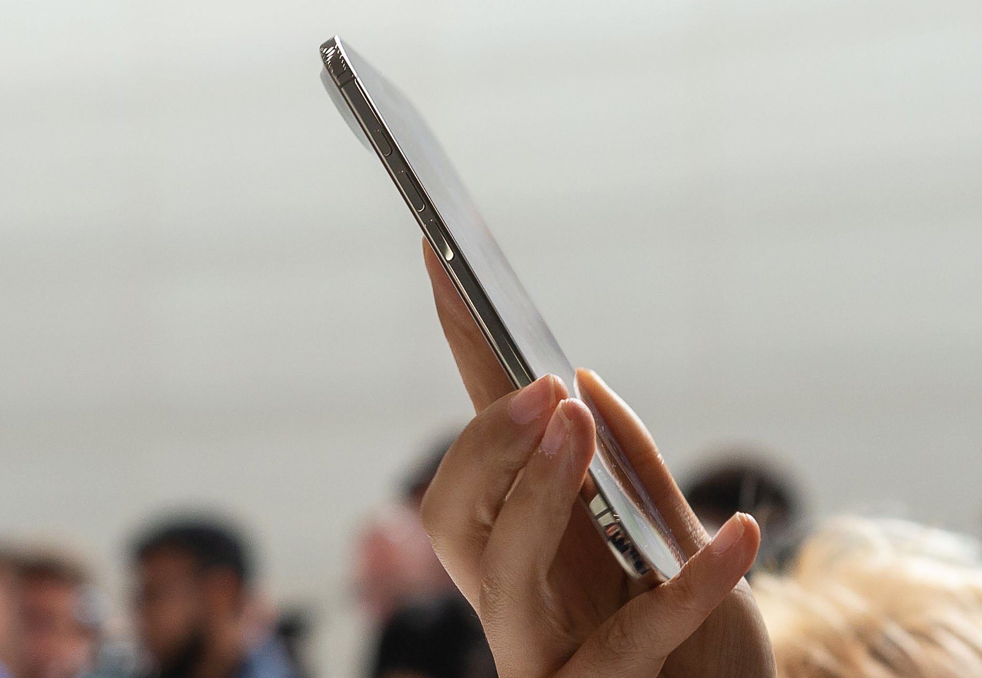 iPhone Airi läbikukkumine sunnib tootjaid õhukestest nutitelefonidest loobuma