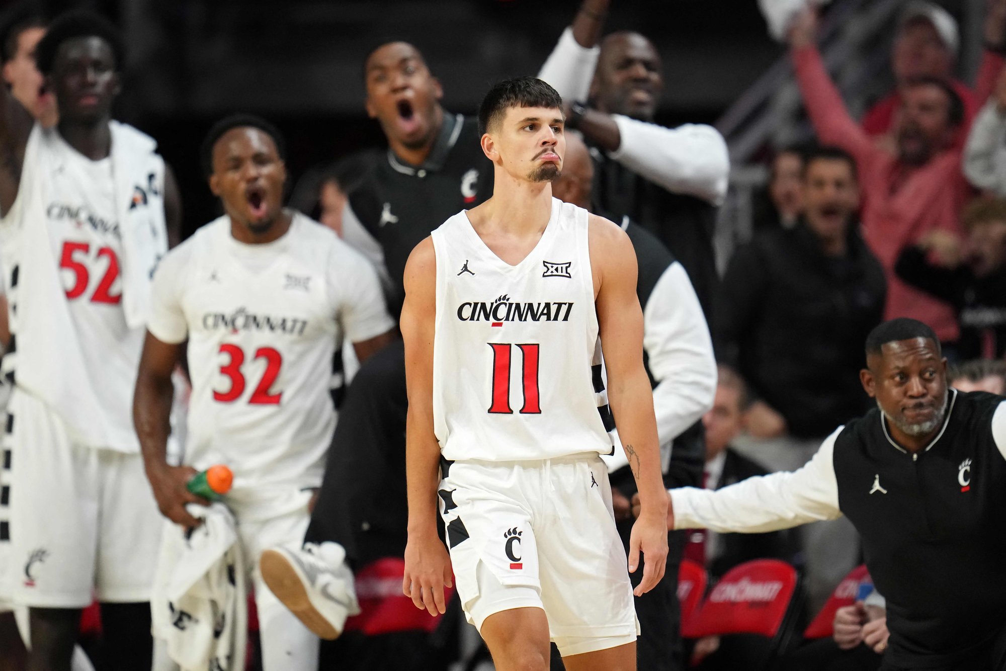 VIDEO | Cincinnati jätkab NCAA-s täiseduga, Kriisa ladus kolmepunktijoone tagant telliseid