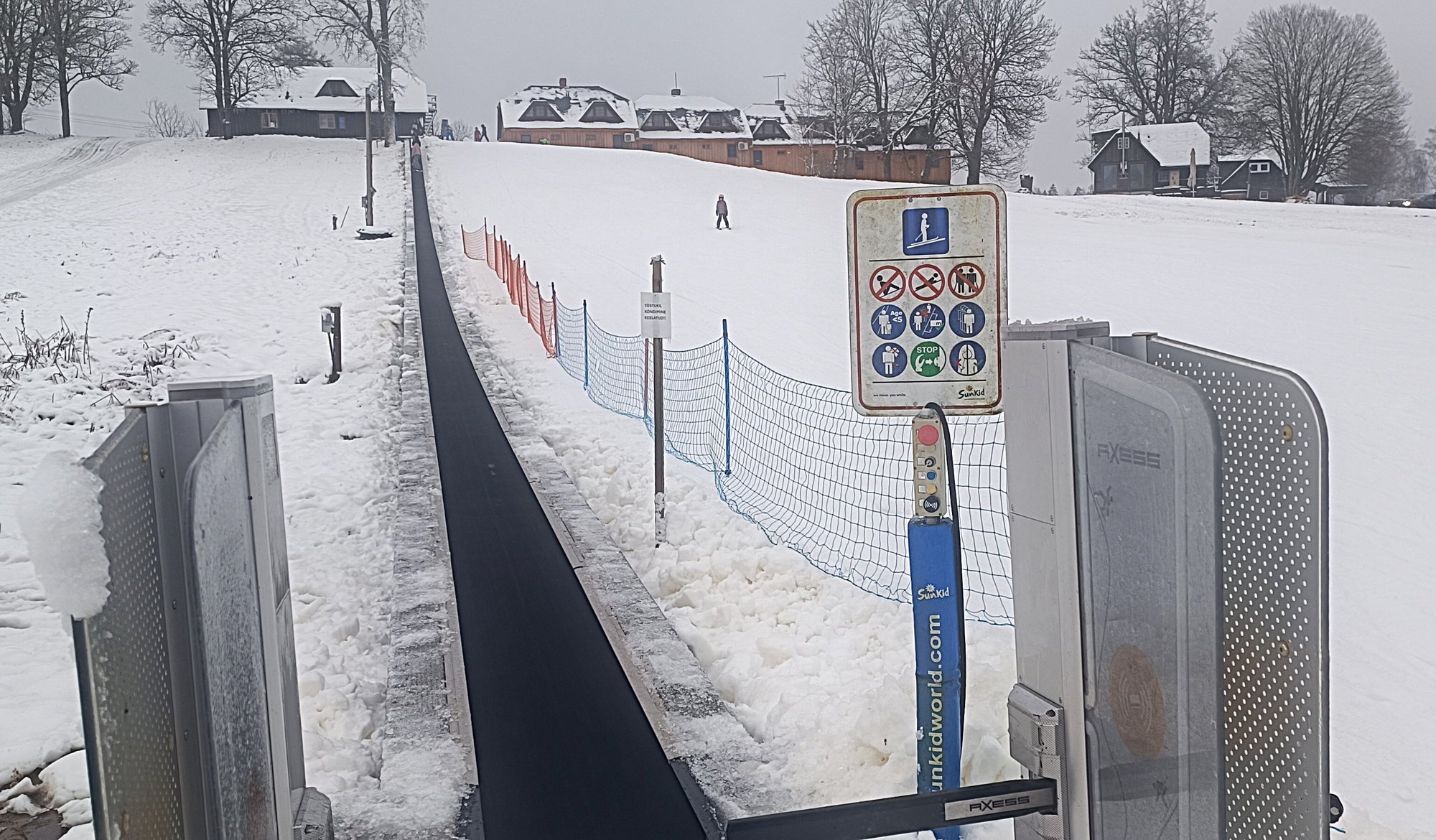 VIDEO JA FOTOD | Suusasõbrad saavad juba Kuutsemäel lund nautida