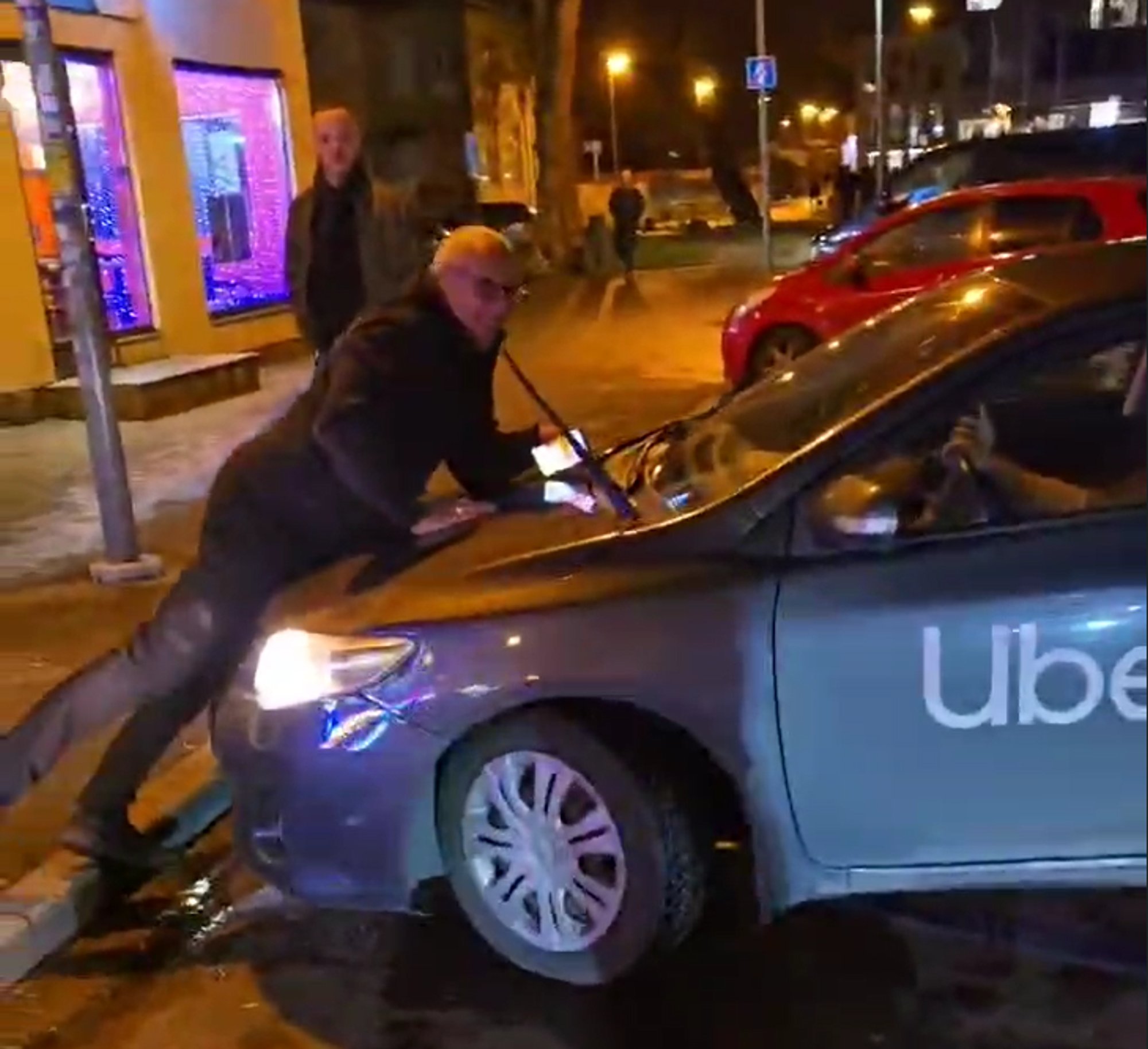 VIDEO | Tallinnas üritas Uberi sohver Forus Takso juhti alla ajada pärast tüli vastassuunas sõitmise pärast