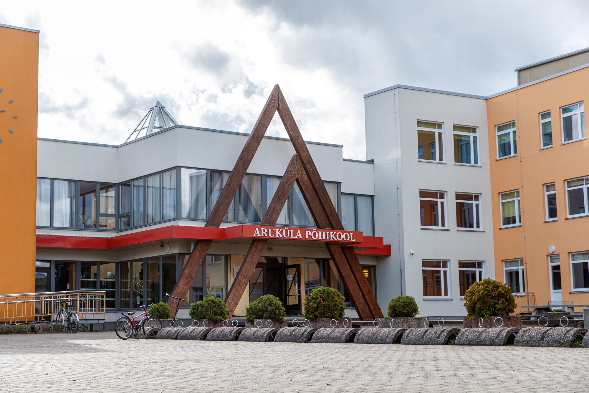 Ministeerium tegi Aruküla koolile ettekirjutuse: tuleb lõpetada õpilaste keskmise hinde alusel  tasemerühmadesse jagamine