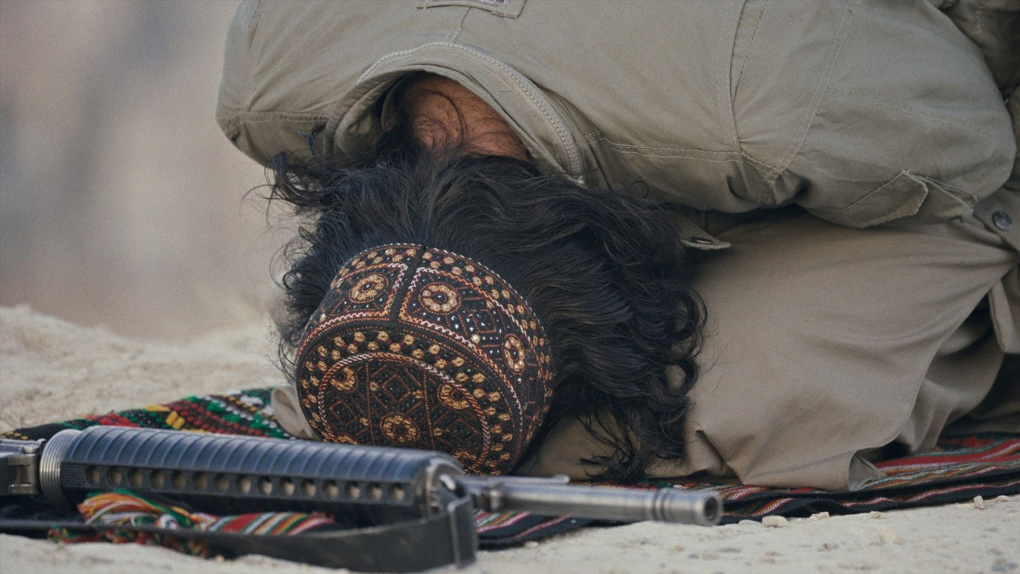 PÖFF-i DOKISOOVITUSED | Peremuredega kimpus Talibani sõdur ja laps, kes kogeb Iisraeli pommitamist läbi ema silmade