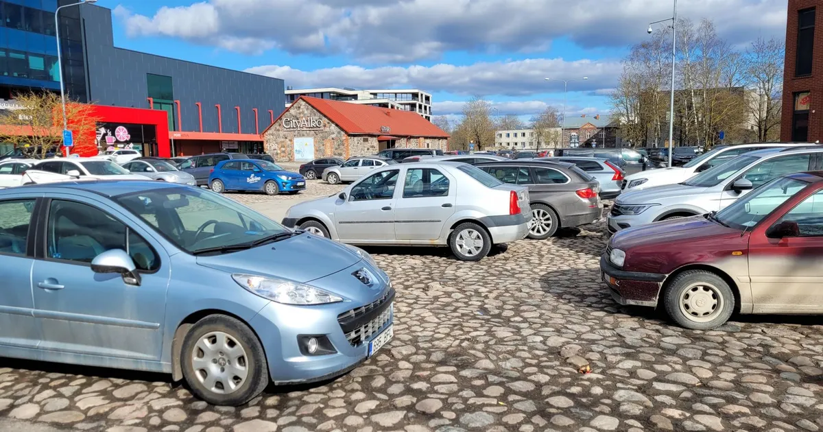 Narkotehingud päeva ajal Pärnu südalinnas munakiviparklas: politseinikule opioide müünud mees pandi türmi