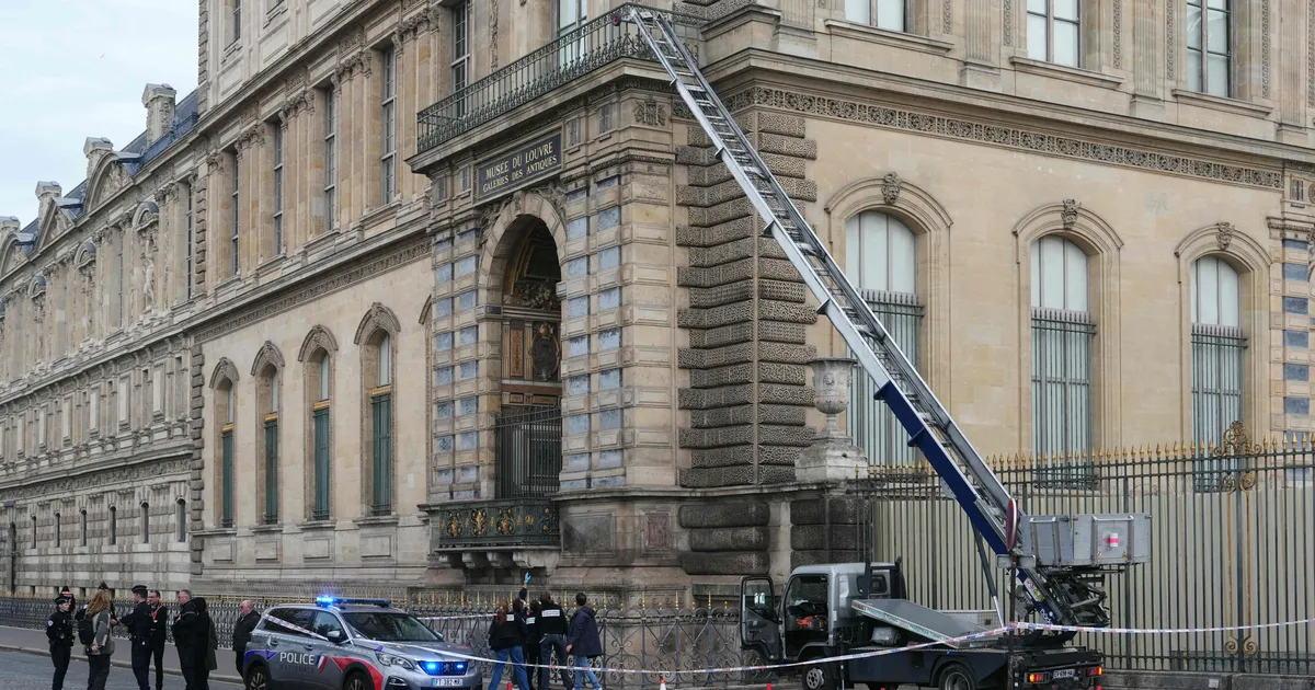 Pariisi kohus vabastas ühe Louvre'i juveeliröövis kahtlustatu ilma süüdistust esitamata