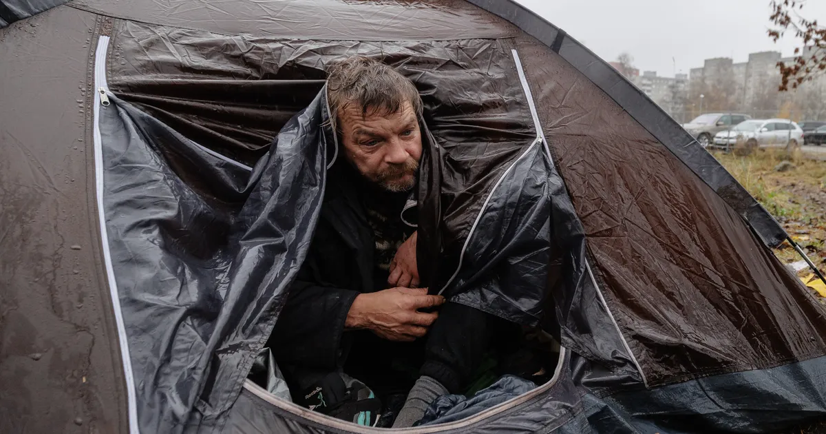 FOTOD ⟩ «Kardame, et varsti läheb külmaks...» Abielupaar on pea pool aastat elanud Lasnamäel telgis