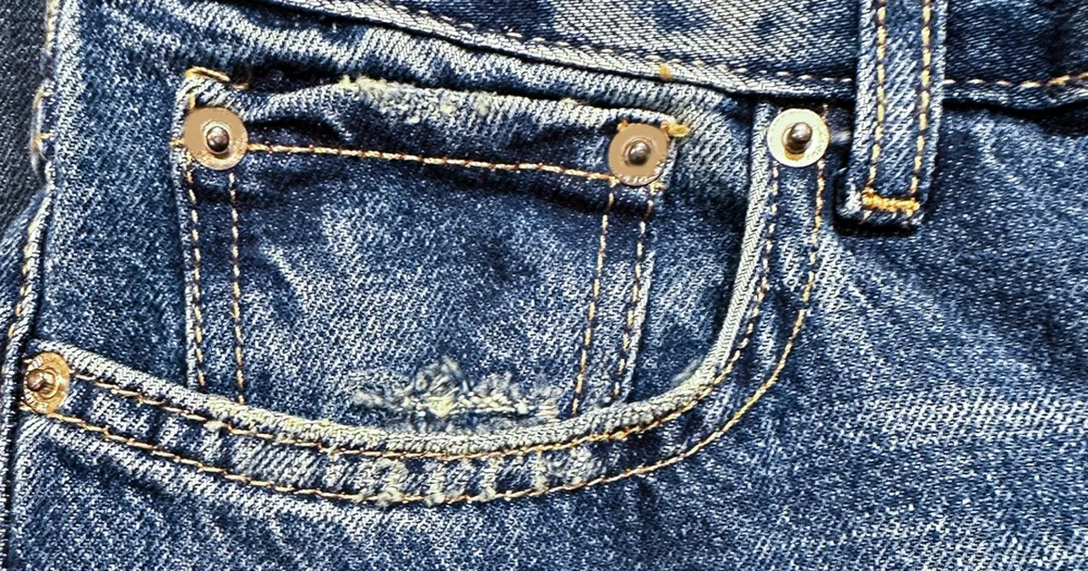 Üllatav põhjus, miks teksapükste taskutel metallist needid on
